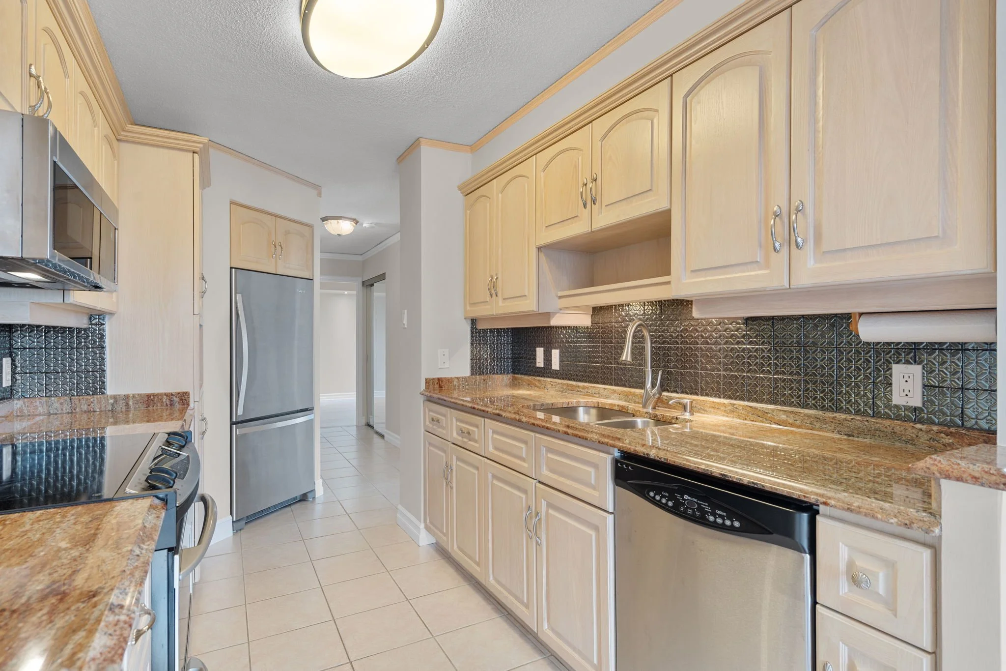 16-web-or-mls-545-st-laurent-blvd-1604.jpg