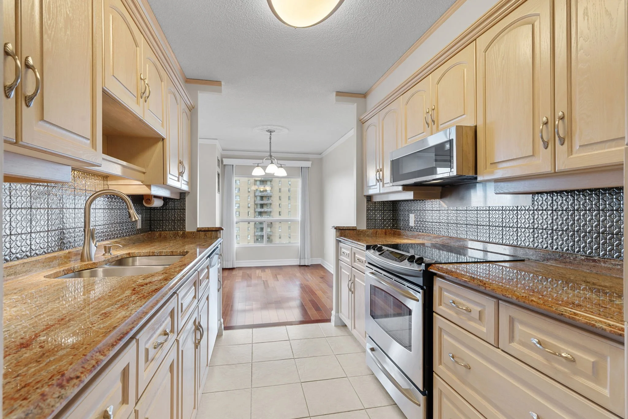 17-web-or-mls-545-st-laurent-blvd-1604.jpg