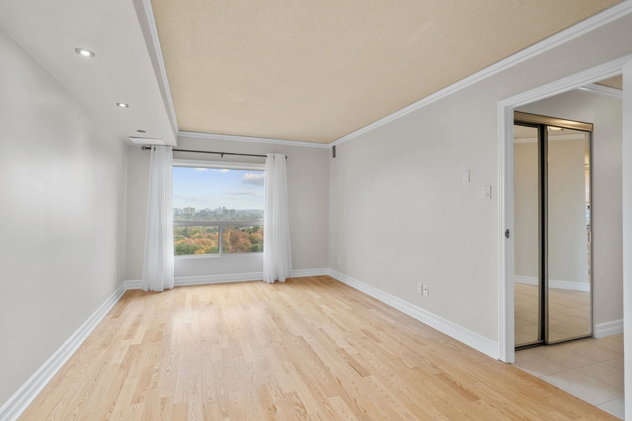 18-web-or-mls-545-st-laurent-blvd-1604.jpg