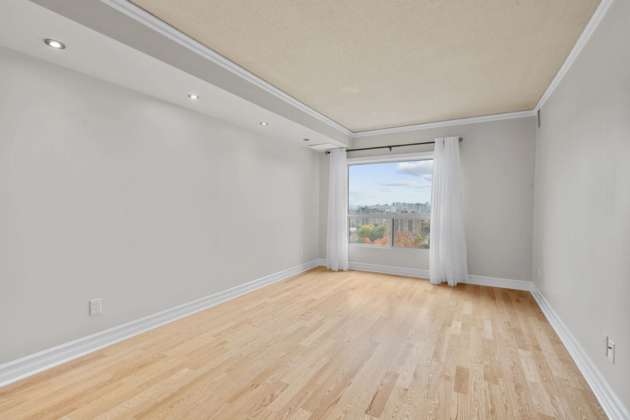 20-web-or-mls-545-st-laurent-blvd-1604.jpg