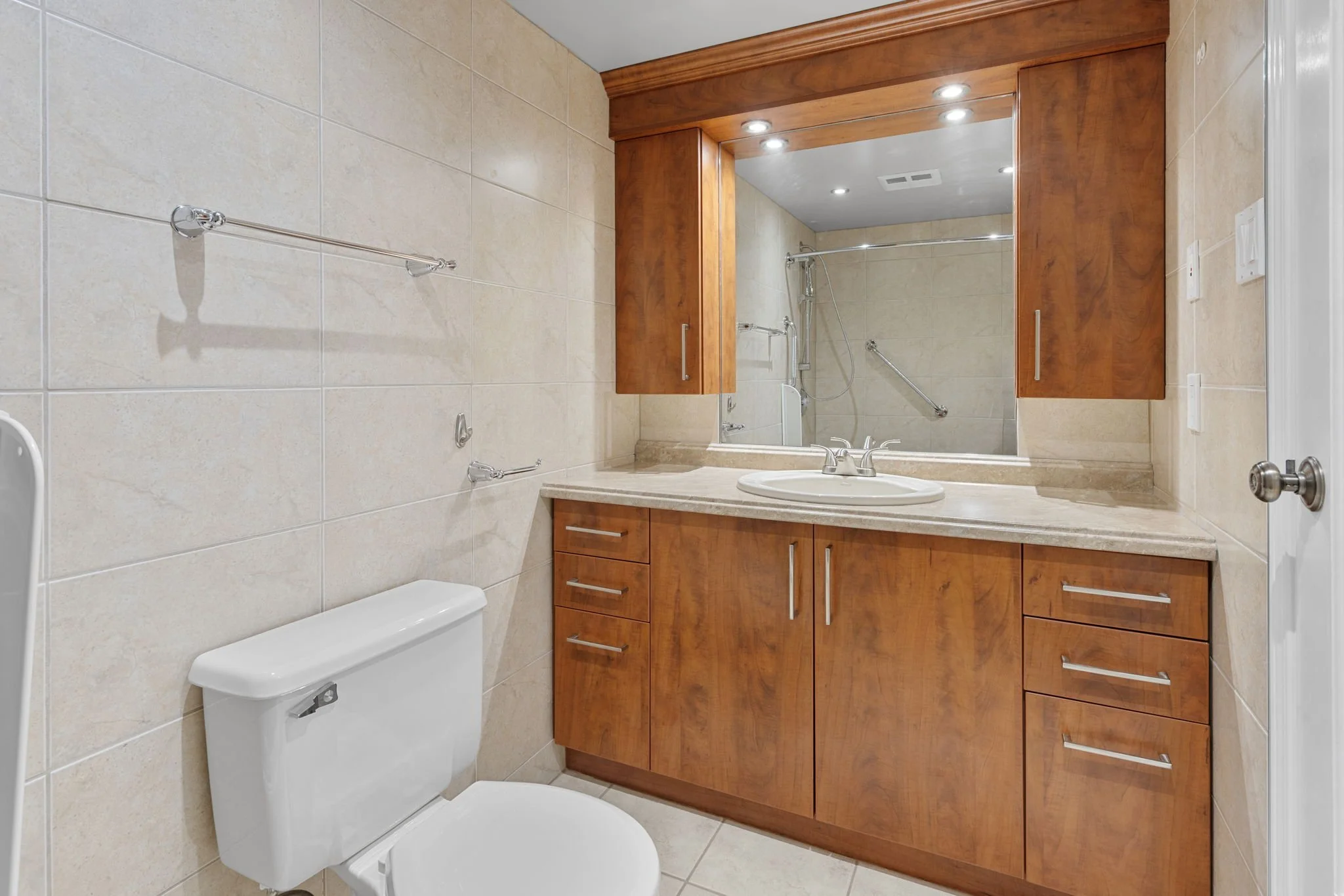 23-web-or-mls-545-st-laurent-blvd-1604.jpg
