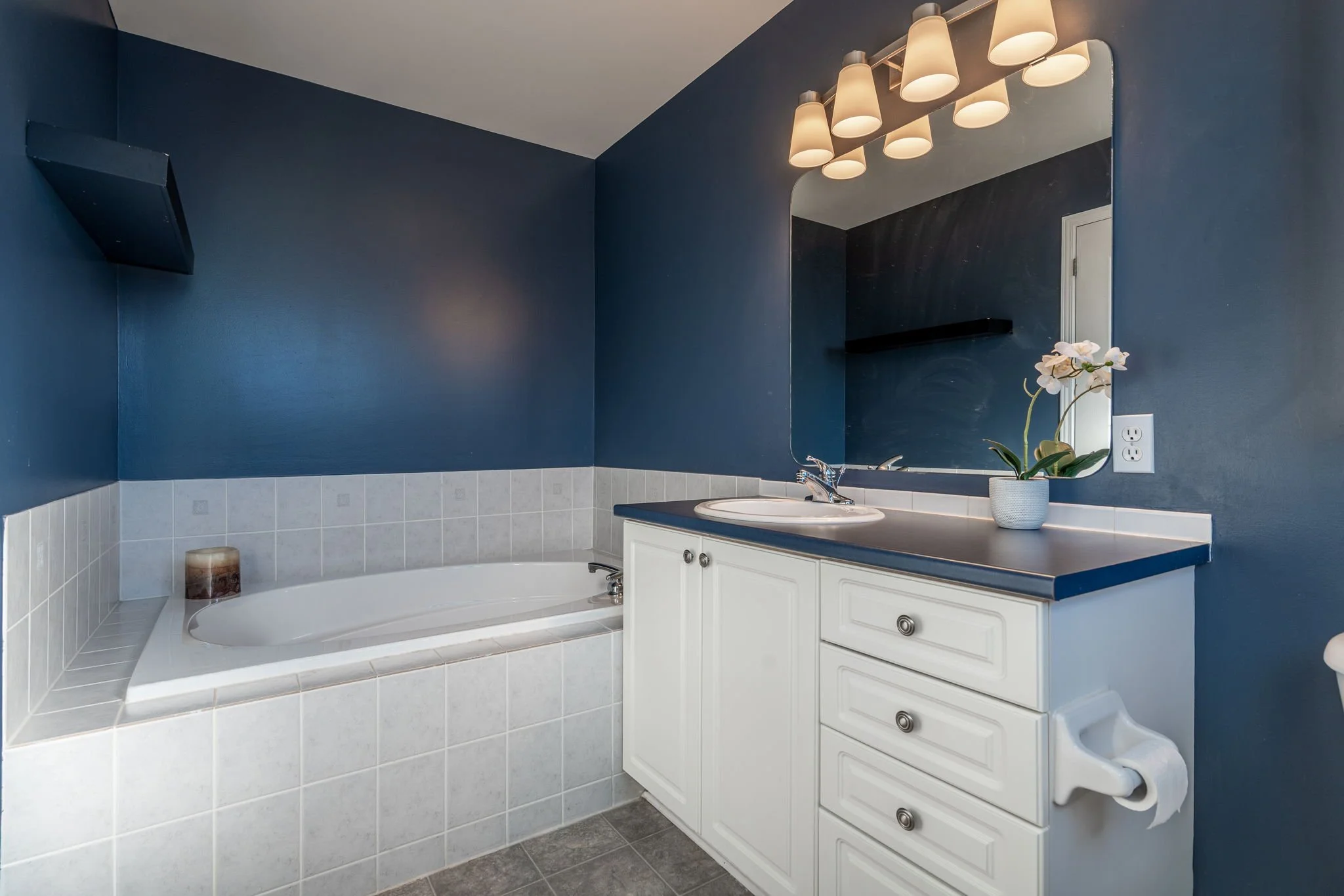 22-web-or-mls-1031-capreol-st.jpg