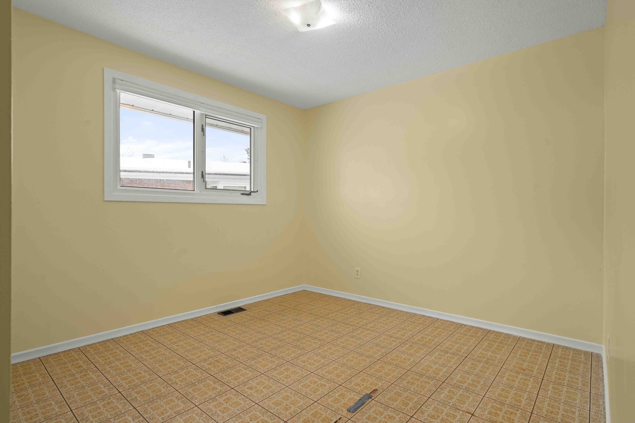 24-web-or-mls-1957-sharel-dr.jpg