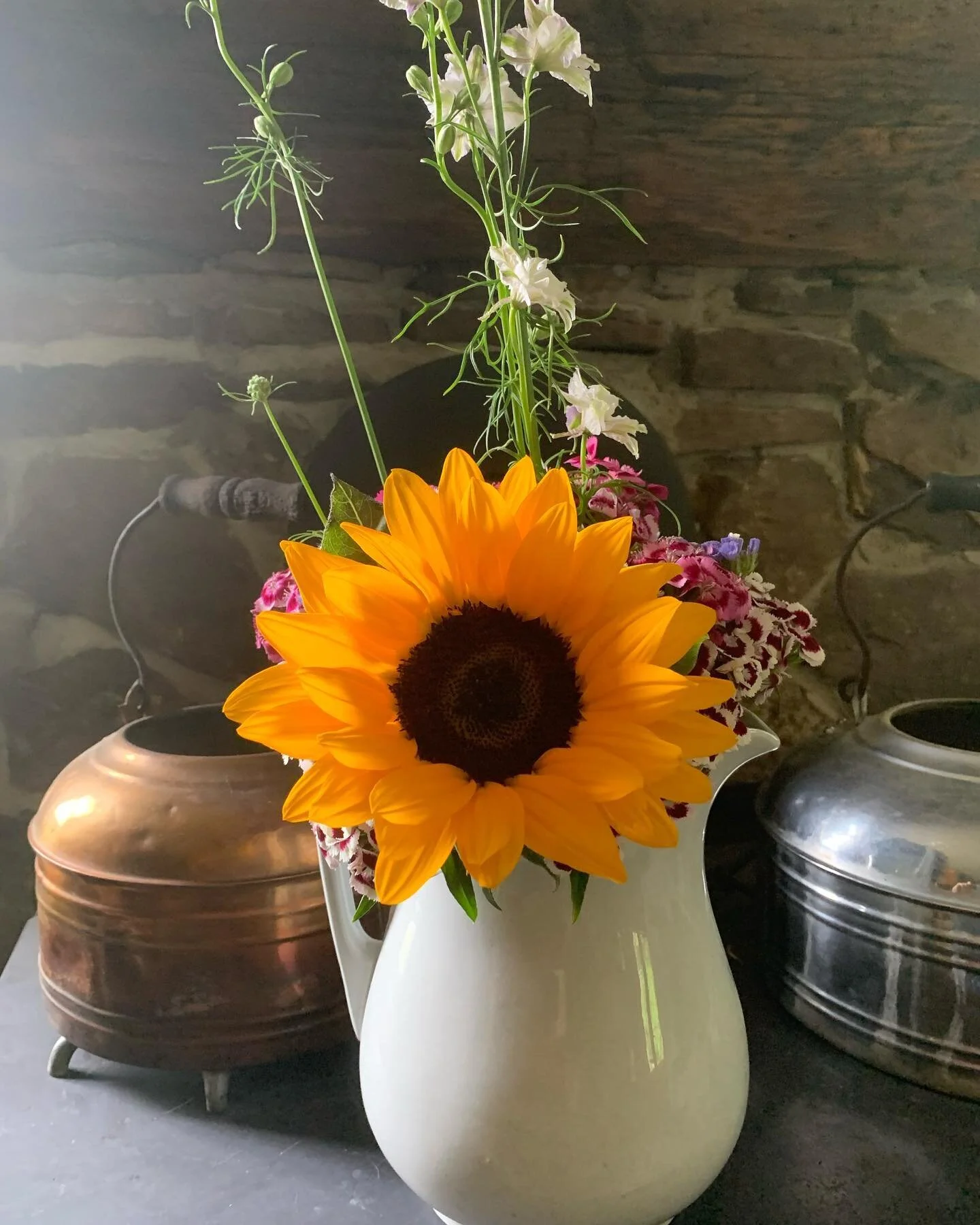 Happy Monday!! My husband picked out this beautiful bouquet for me over the weekend when we stopped by the @crossingbrookfarmva farm stand. I think they look perfect in this ironstone vase 😍! Hope you all had a great weekend, ours was filled with wa