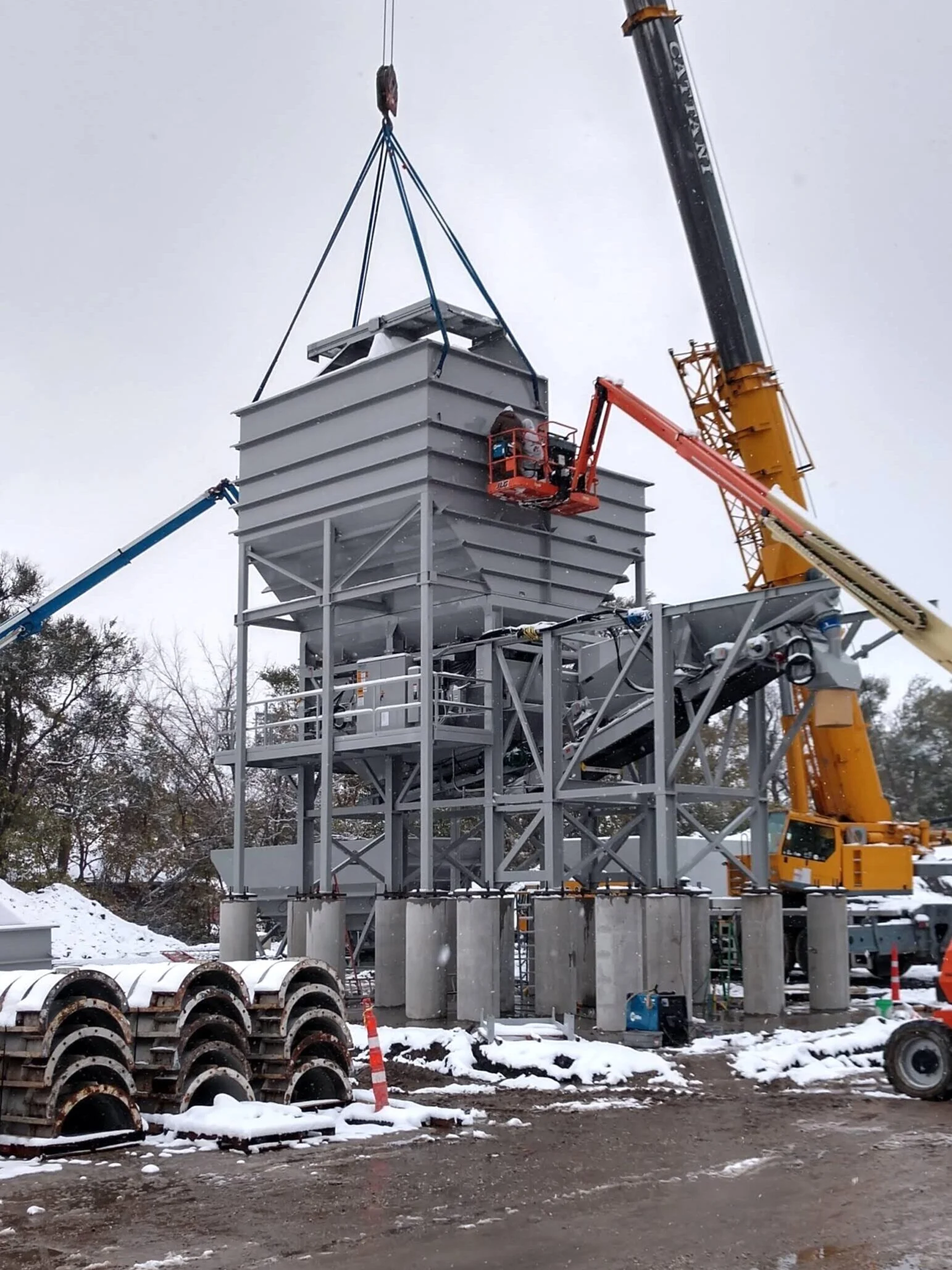  Integrated Work Platform On Aggregate Storage 