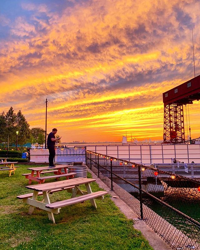 Think deep thoughts. Hug more water signs. Eat more tacos. Watch more sunsets. ❤️ this city 😍
.
.
.
.
.
#craftbeer #nyc #nycbeer #governorsisland #drinkingnyc #nyccraftbeer #beerlove #beerlover #beerme #beergeek #beertime #taco  #views #tacotime #co