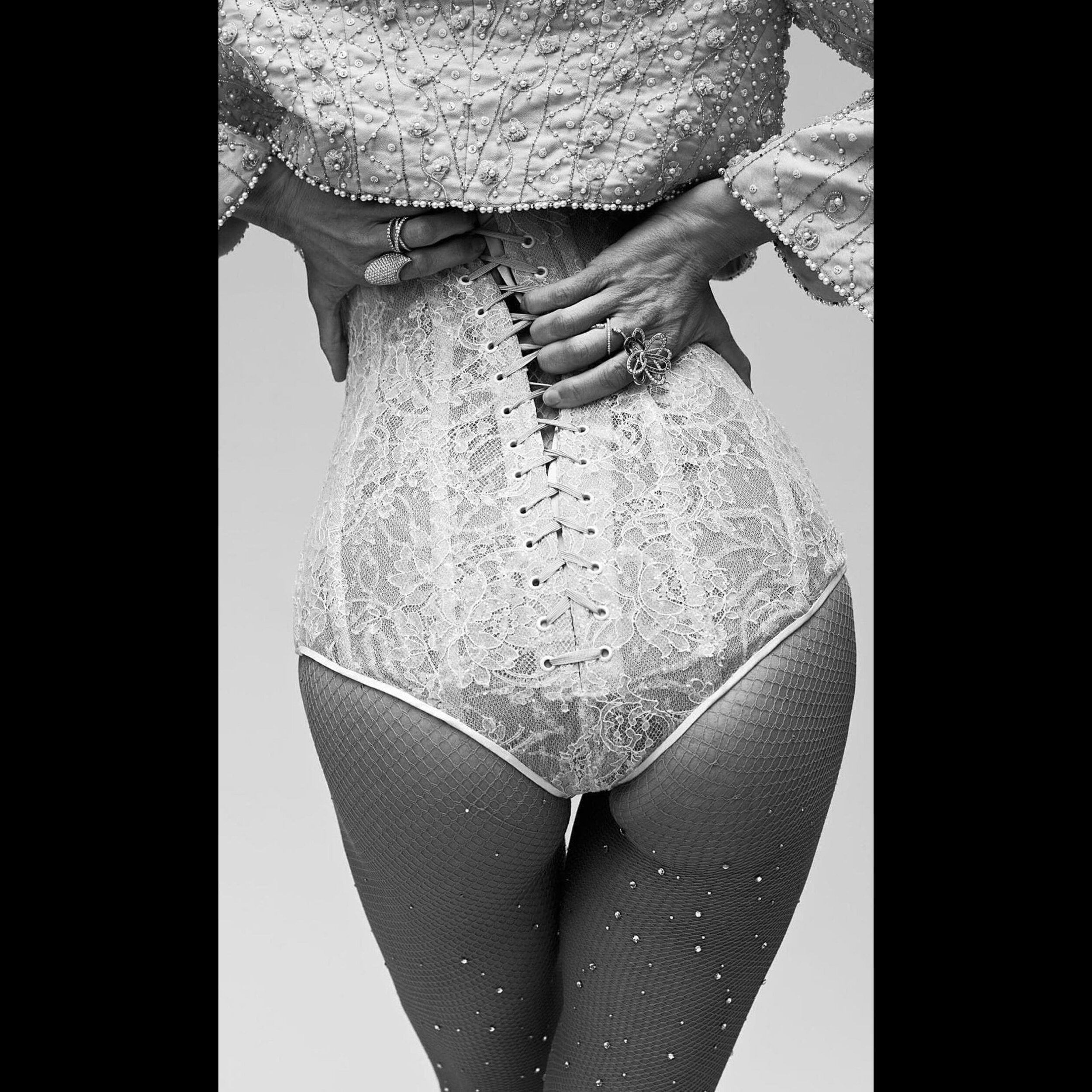 Perfect body @eusilva wearing @alexismabille #hautecouture #corset #bodyconscious #lace #detail #eugeniasilvatopmodels #friendship #blackandwhite #beautifulpicture