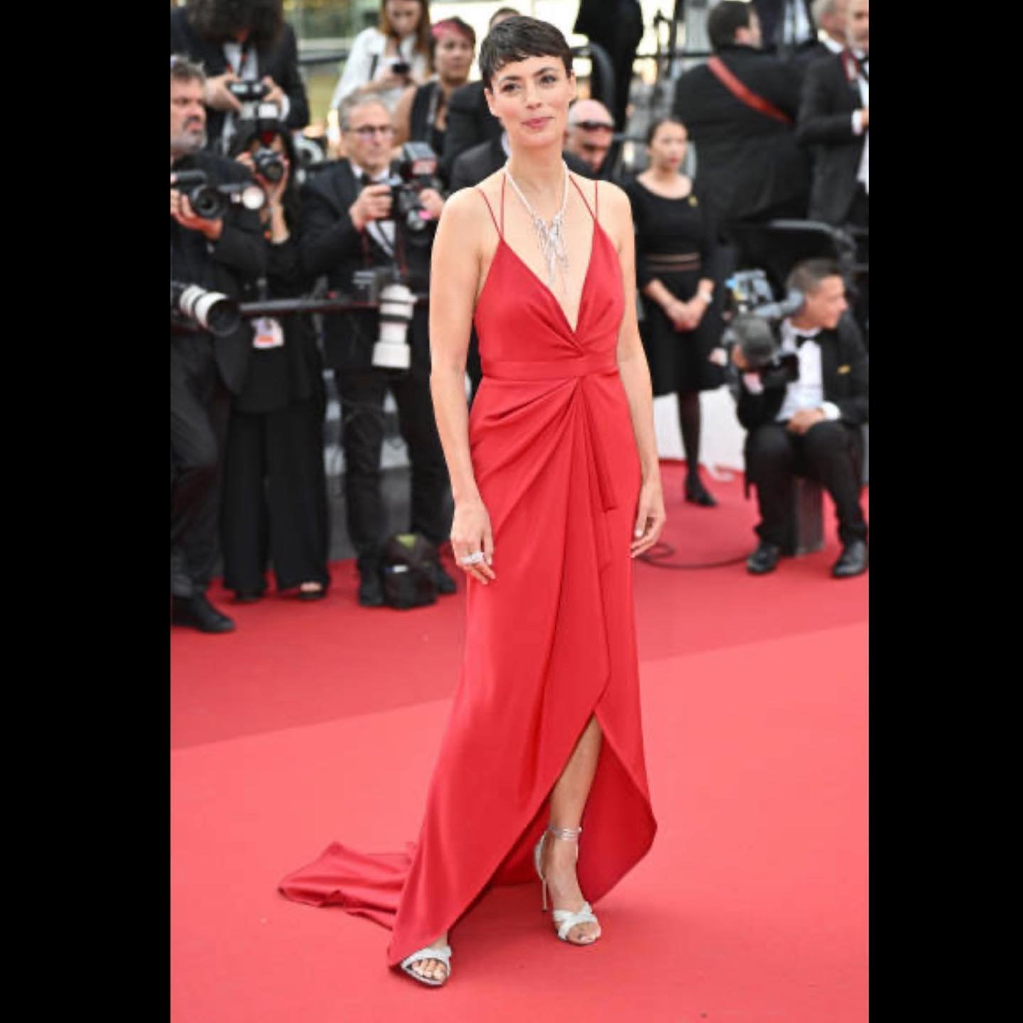 B&eacute;r&eacute;nice B&eacute;jo rocking the red carpet in red Couture gown @festivaldecannes #berenicebejo #alexismabille #styledby @sabrinariccardistylist @alexismabille #cannesfilmfestival