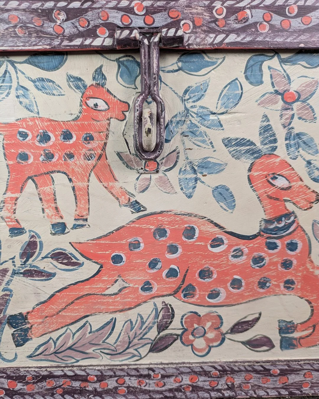 annie-sloan-pir-qest-chest-slideshow-latch-detail.jpg