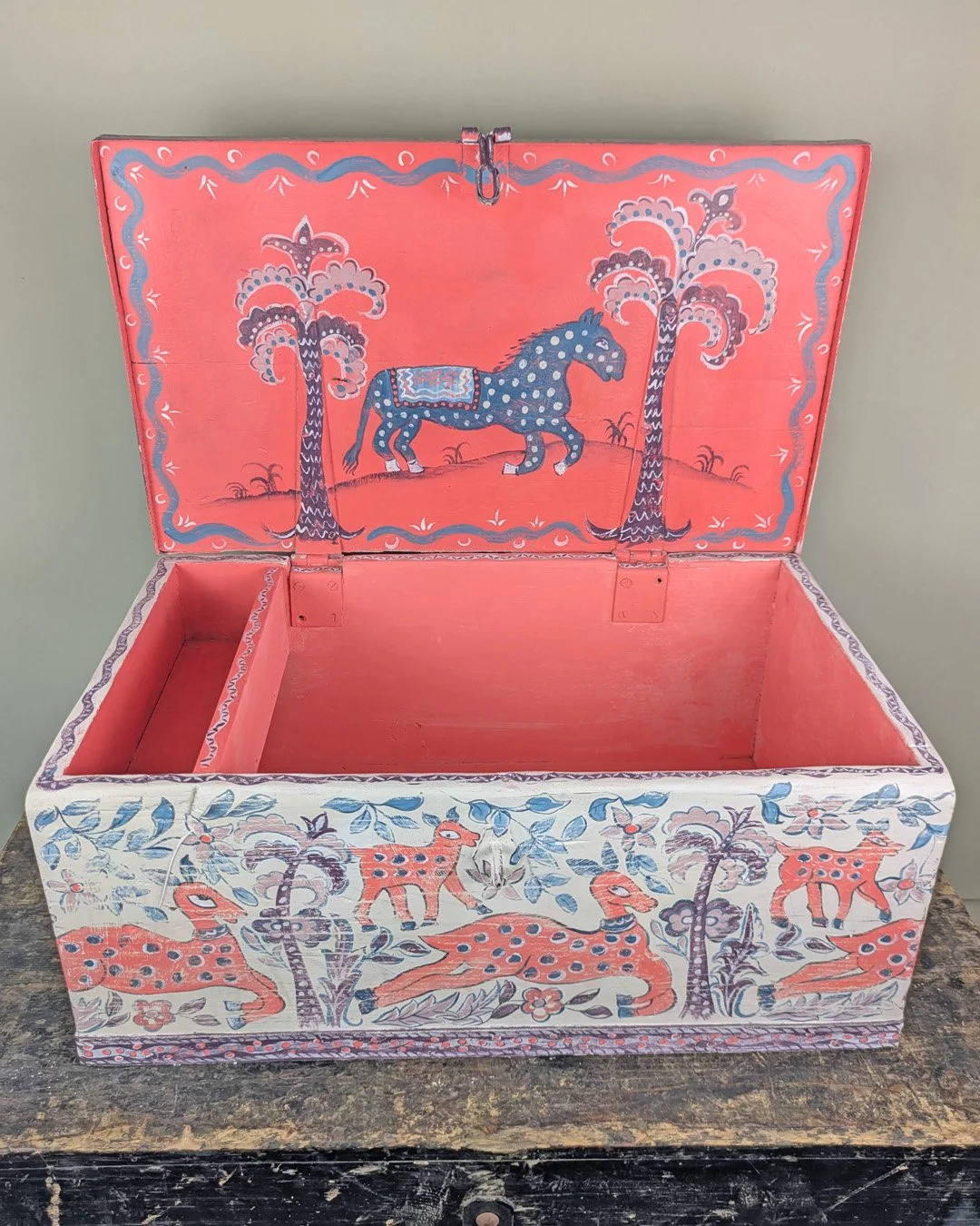 annie-sloan-pir-qest-chest-slideshow-inside.jpg