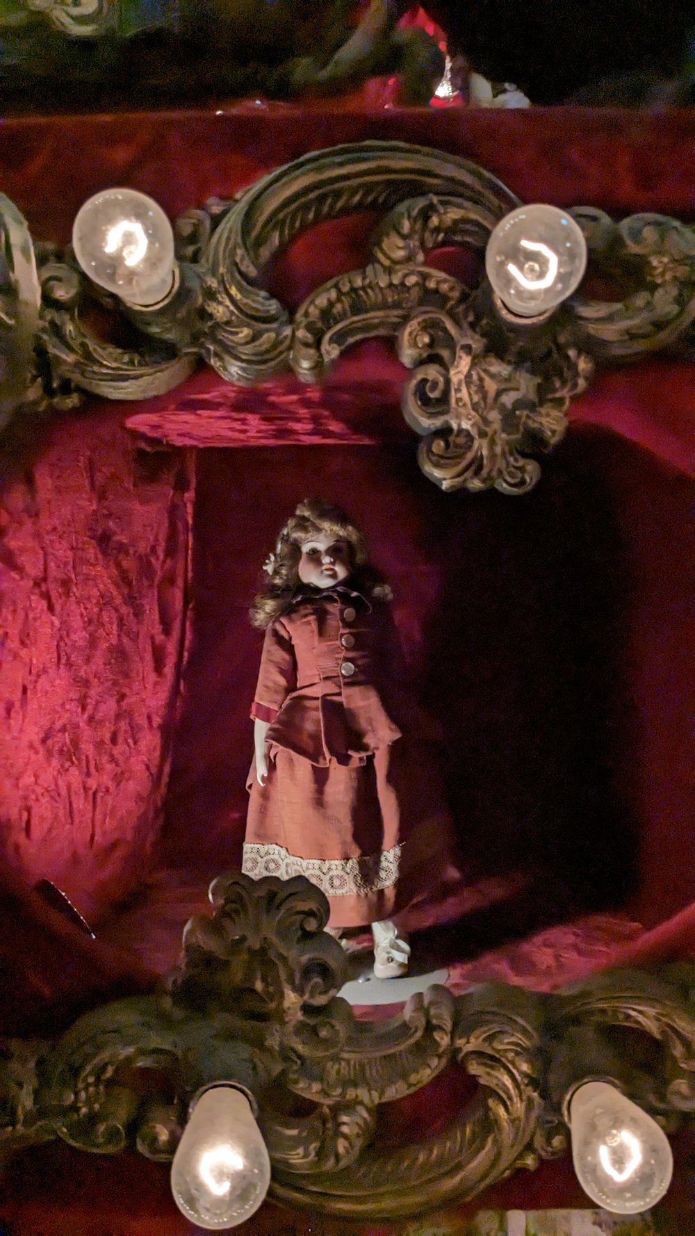 scary_doll_house_on_the_rock.jpg