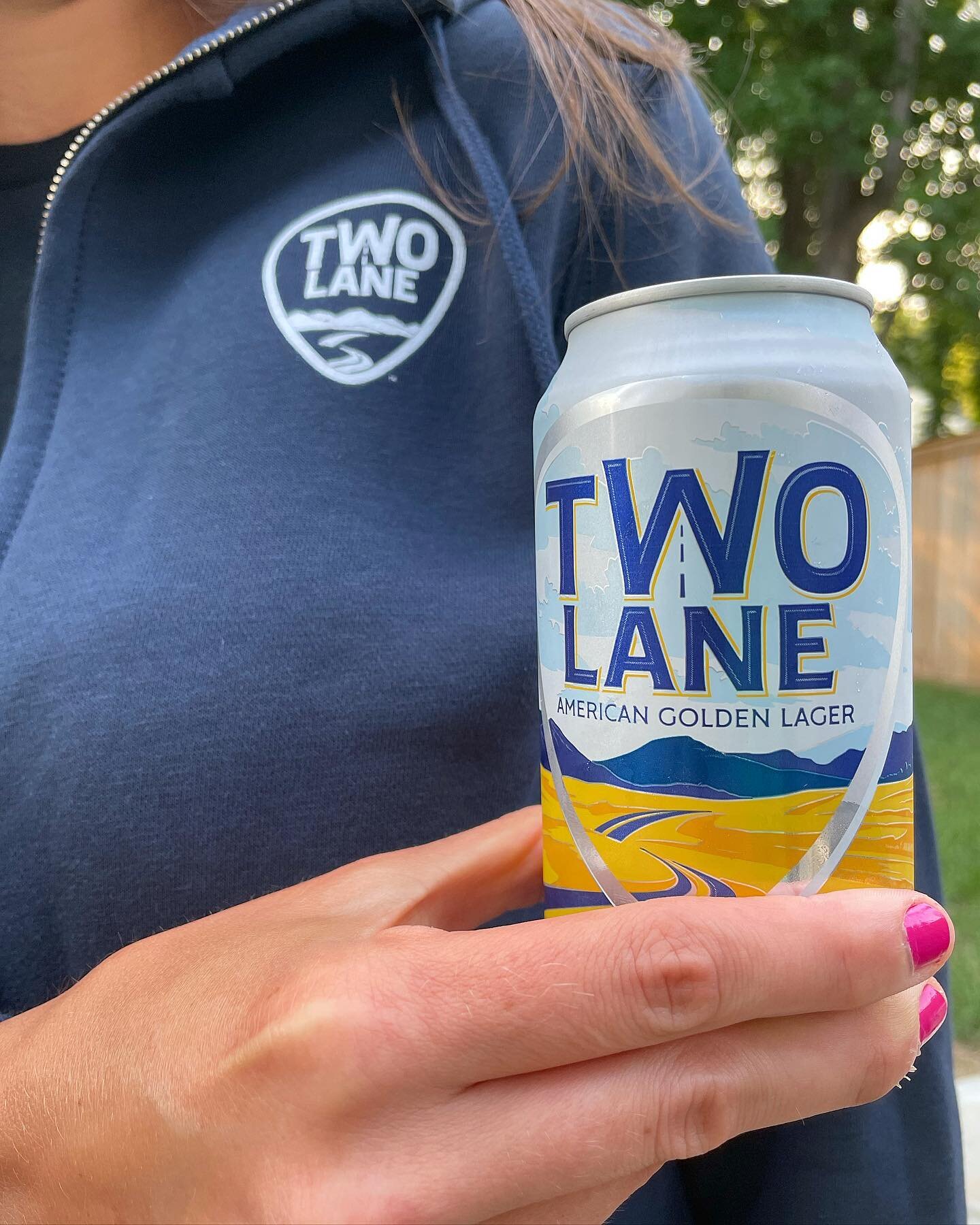 🎶 I got that real good, feel good stuff 🎶 Luke Bryan created @twolanebrewing because he wanted a smooth sipping beer to enjoy and this certainly ticks that box ☑️ It&rsquo;s a classic Lager that tastes like, you guessed it&mdash;beer 😂 Thank you f