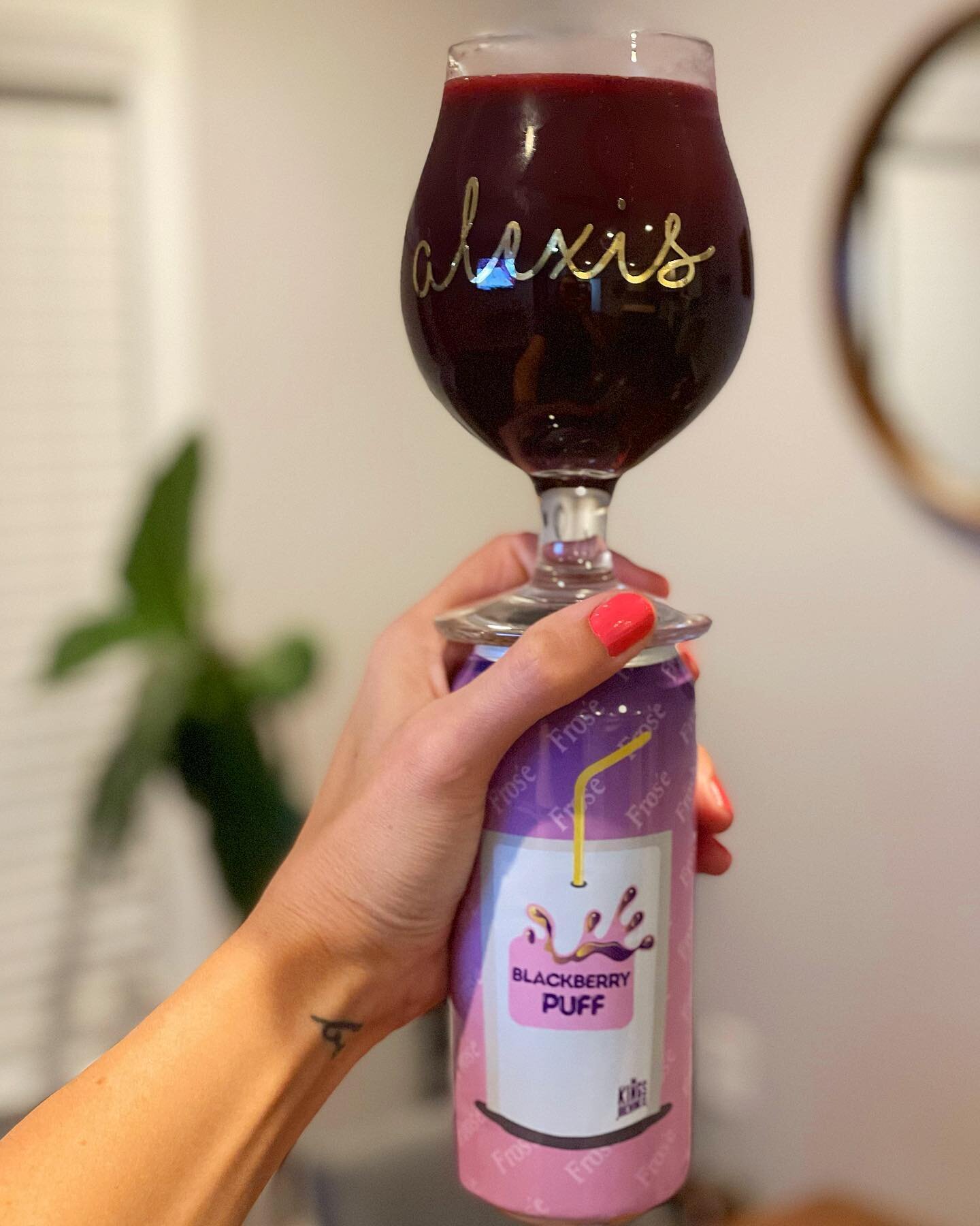 Fros&rsquo;e all day 💁🏻&zwj;♀️ Sometimes you have to lean into your basic b self and enjoy some fruit juice 🫐 Kings absolutely crushes the Fruited Sour game and this was delightful 👊

🍺: Fros&rsquo;e Blackberry Puff&mdash;Fros'e with blackberry,