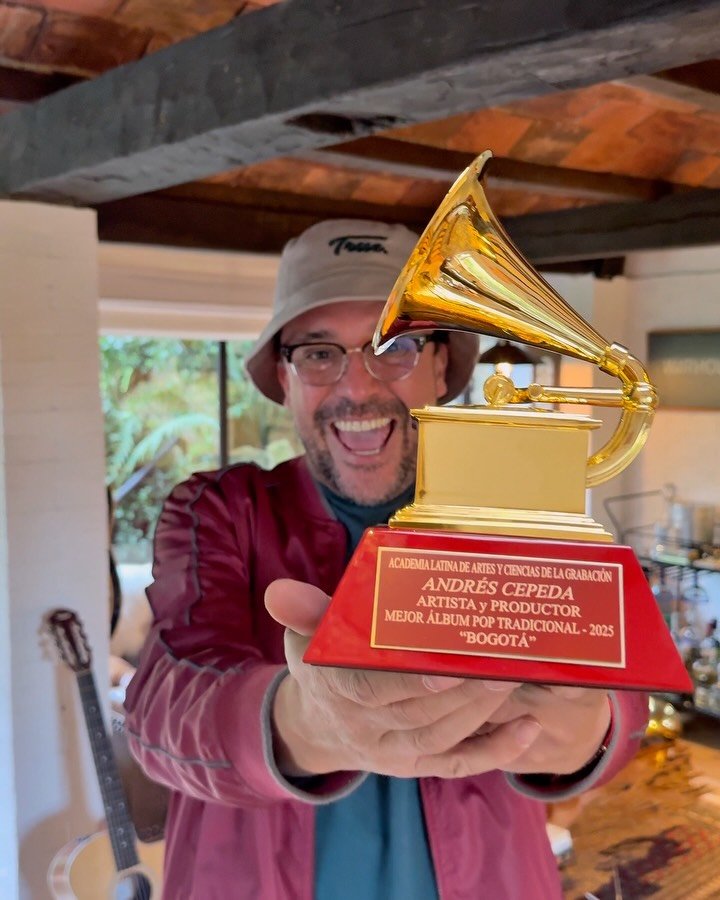 Gracias a la academia @latingrammys y gracias a Bogot&aacute; por Bogot&aacute;. 

Este es de todos:

@morat @luisfonsi @haashoficial @manuelmedrano @andresobregon_ @angelesazulesmx

Productores:
@andrestorrest @calidandee

Compositores:
@andyclay @j