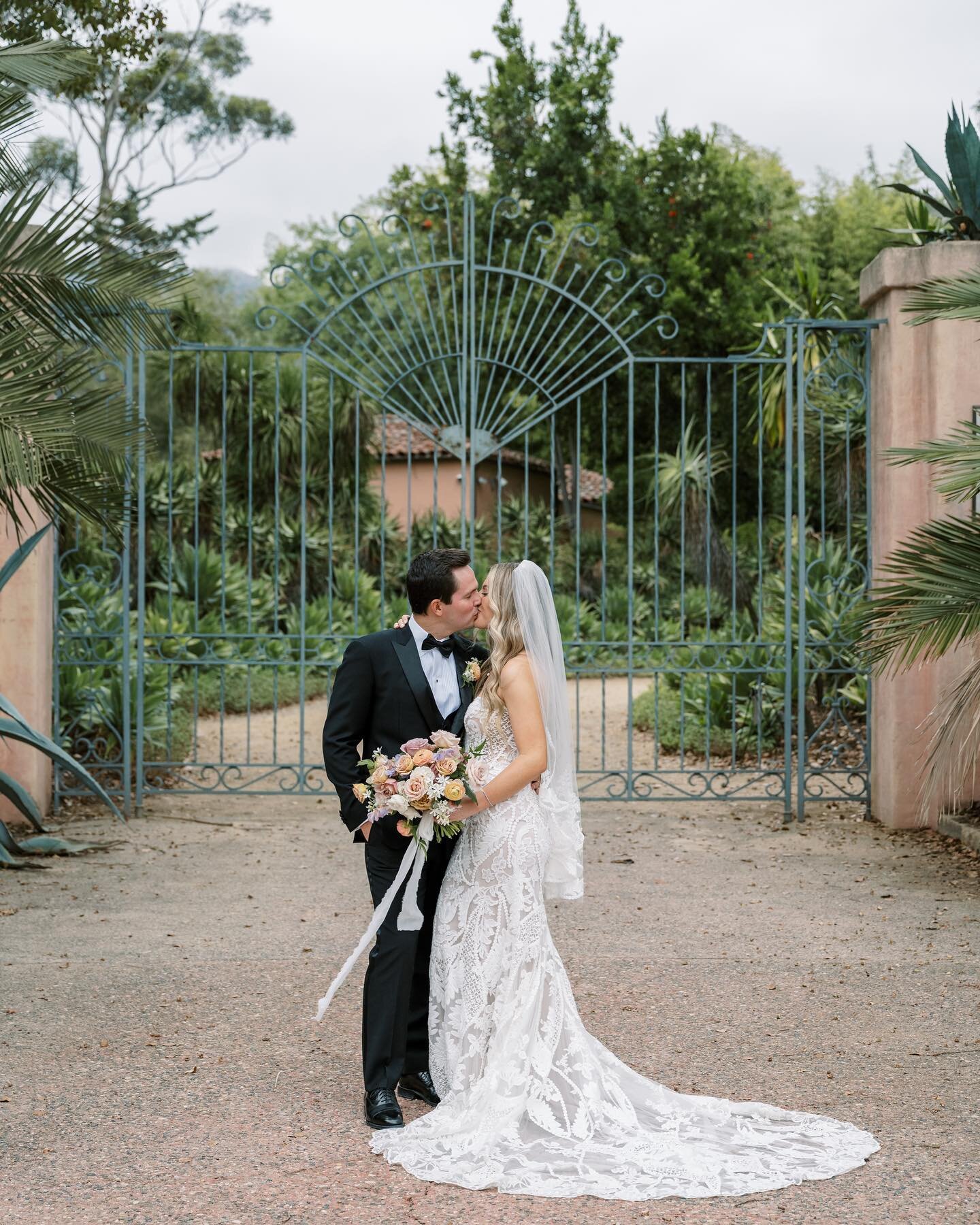 Tropical vibes from this gorgeous wedding in Montecito planned by my amazing wife @theolivinecollective @britradford