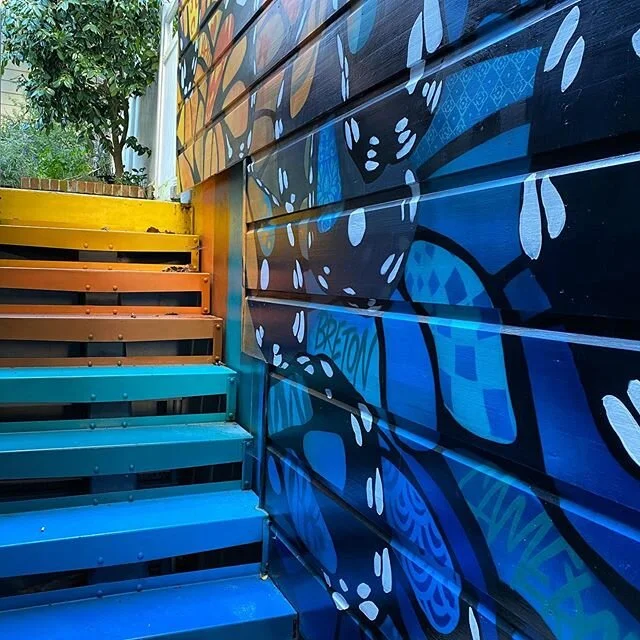 Loving the &ldquo;backyard weather&rdquo; we&rsquo;ve been having. One can&rsquo;t help but feel happy walking up these stairs!! 💙💚🧡💛
Thank you @camer1sf