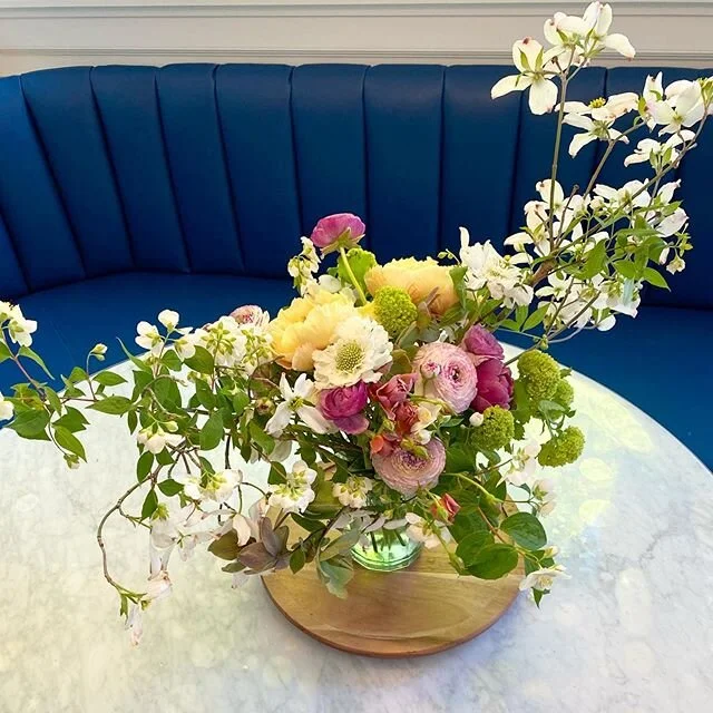 Finally got a chance to arrange these beauties (see more in my stories) dropped off yesterday on my doorstep by @goldenfieldsfloristry. Loving the dogwood, tree peonies, ranunculus, scabiosas, tulips and more. So SPRING!!!