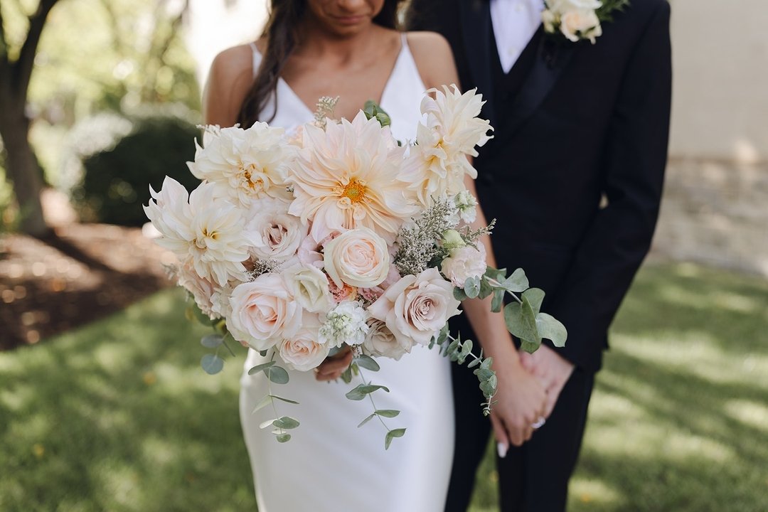 Can we talk about the cafe au lait dahlias here? Only local, these stunners rarely keep long enough to use in a bridal bouquet, but it worked this gorgeous wedding day! A lucky sign!

#andreaferrisevents #taubmanmuseumofart #taubmanmuseumwedding #mus