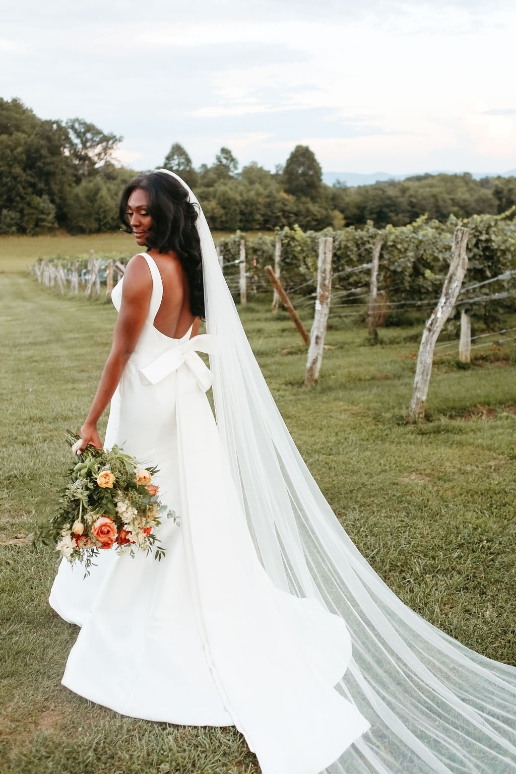 Trending with the bow and romantic fall florals at the iconic Virginia Mountain Vineyards. A venue near and dear to us-we love to flower there!

Booking 2025 weddings, to inquire, visit floralsbykimberly.com/inquire 

#luxurybouquet #virginiamountain