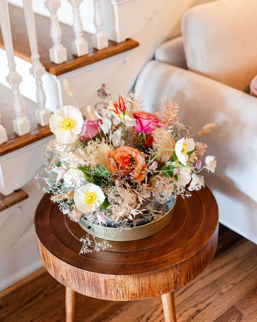I love how Taylor framed this shot-the flowers pop against the wood grain and couch nearby, using the angles to contrast the loose open floral style-she's the best!

Bent Oaks Manor wedding florals | Virginia wedding | Virginia wedding florist | Roan