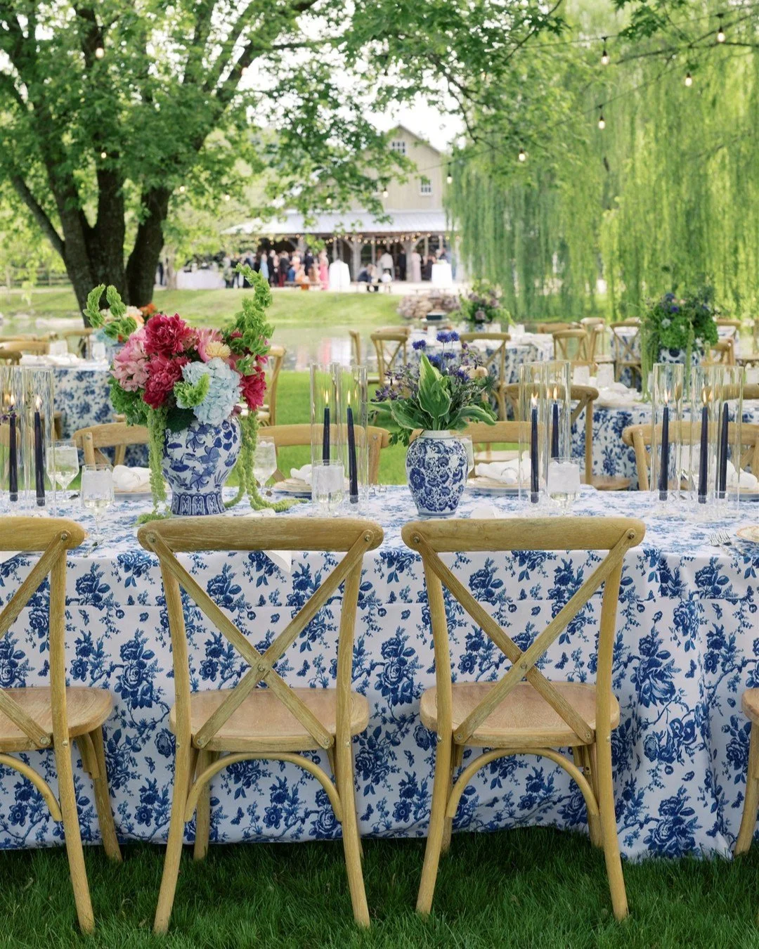 Printed vases and linens are having a major moment&mdash;and we&rsquo;re completely here for it! 
We worked with our bride and Jordan @boundlessloveevents to coordinate the perfect candle color, vessels and blooms to bring it all together. Details ma