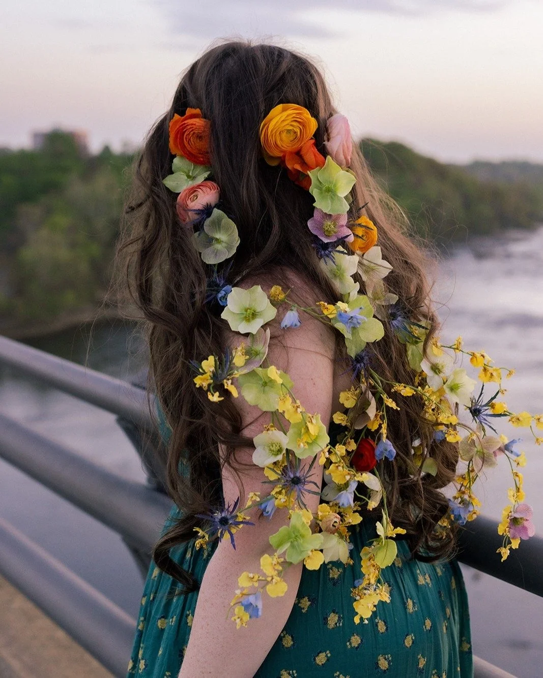 Flowers in her hair and magic in the air 🌸✨ We&rsquo;re still swooning over these colorful blooms tucked into Erin's long locks &mdash; a true walking garden moment!
Do you have a creative shoot and need some florals? HMU!

wedding hair florals | lo