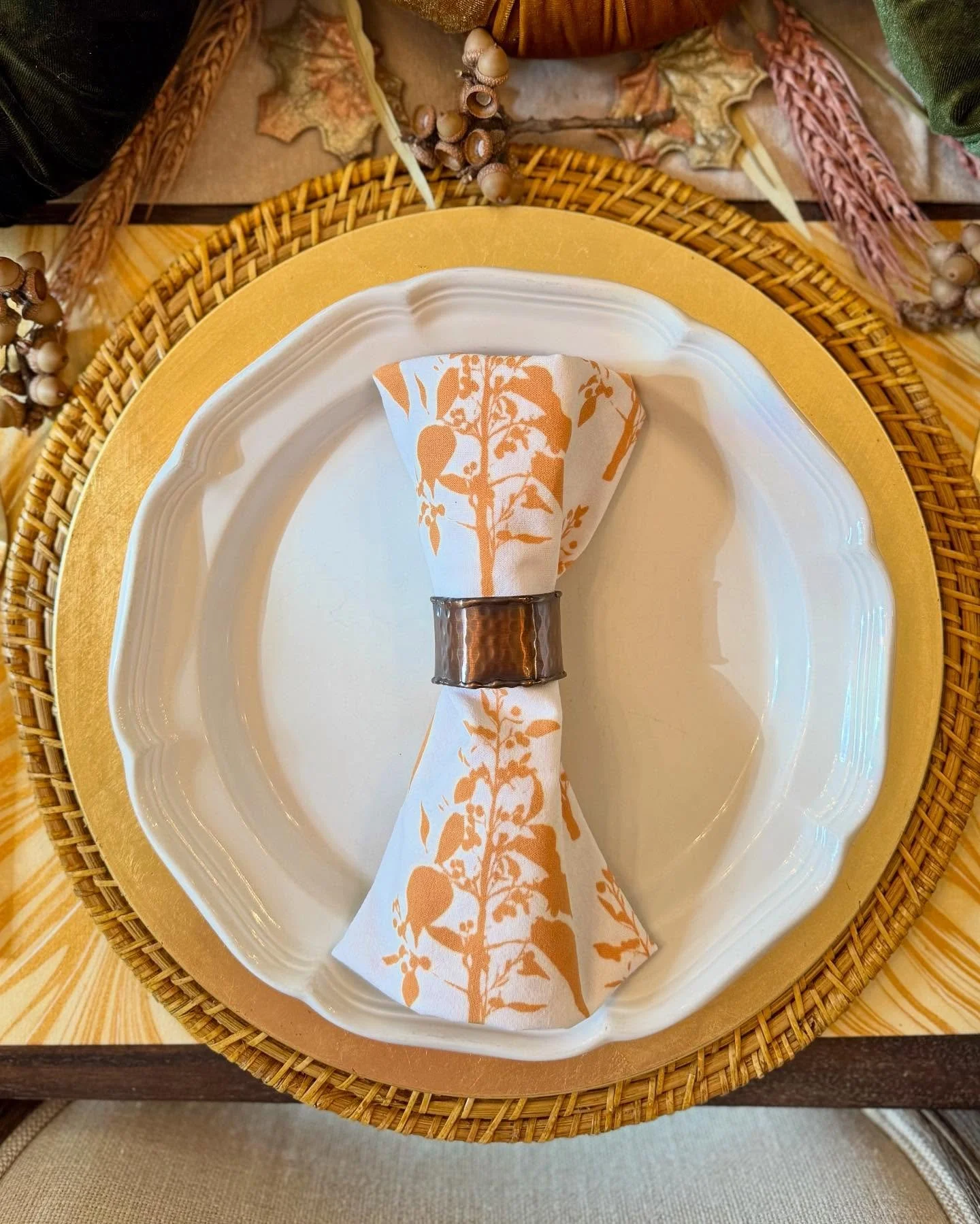 Tis Autumn indeed 🍁

Whether you are looking for a thoughtful gift for your next party host or sprucing up your Fall tablescape, I&rsquo;ve got you.  These classic table linens feature original designs of botanical silhouettes and offer versatile us