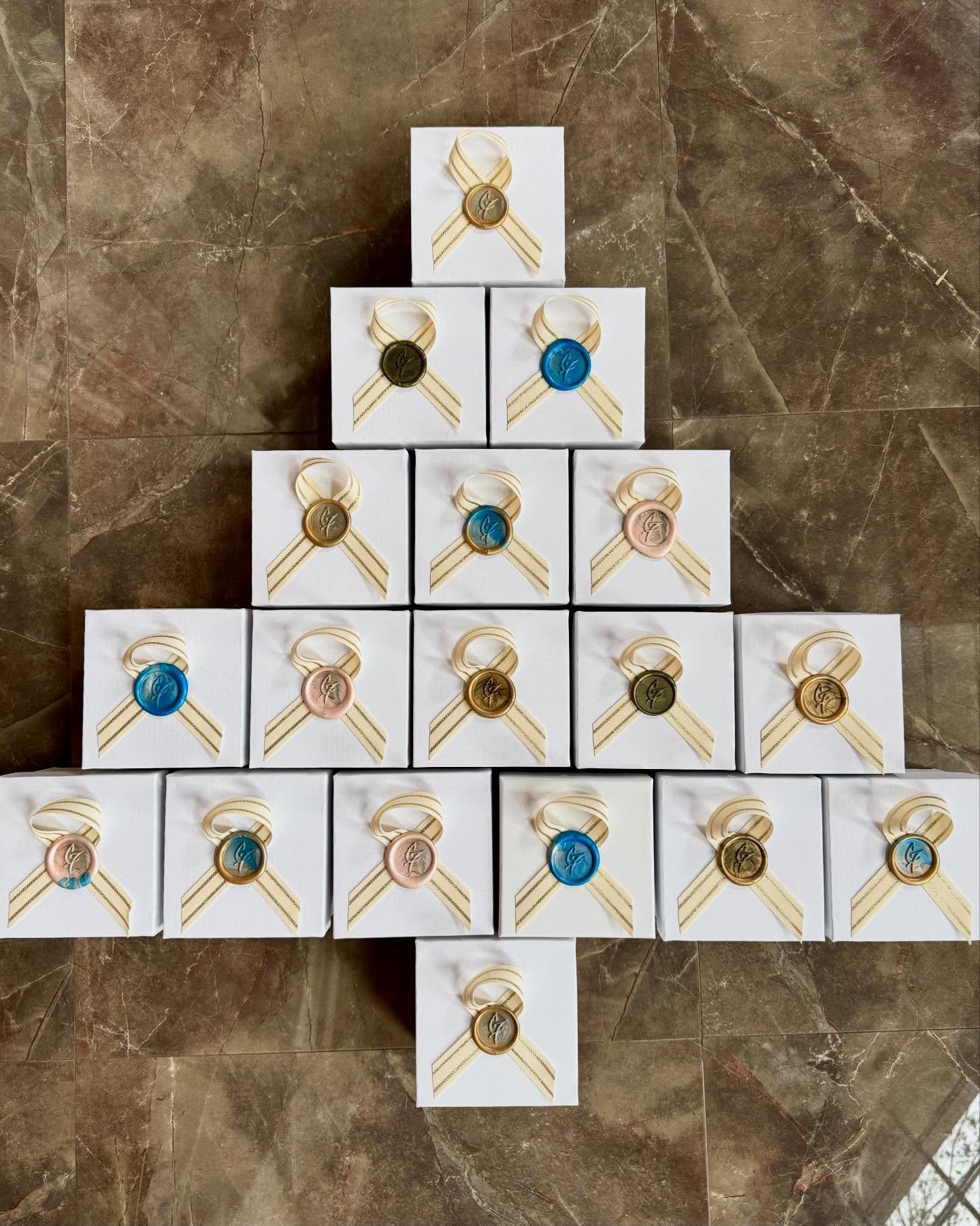 🔔 Ornament Launch Alert 🔔 
🎄Nov. 30th - 10am CST 🎄
Presenting ornaments part 2 of 2 in this year&rsquo;s Garden Collection!

Heirloom pieces to gift, keep, cherish for years to come.
Hand-painted garland and wreath designs in acrylics, each ceram