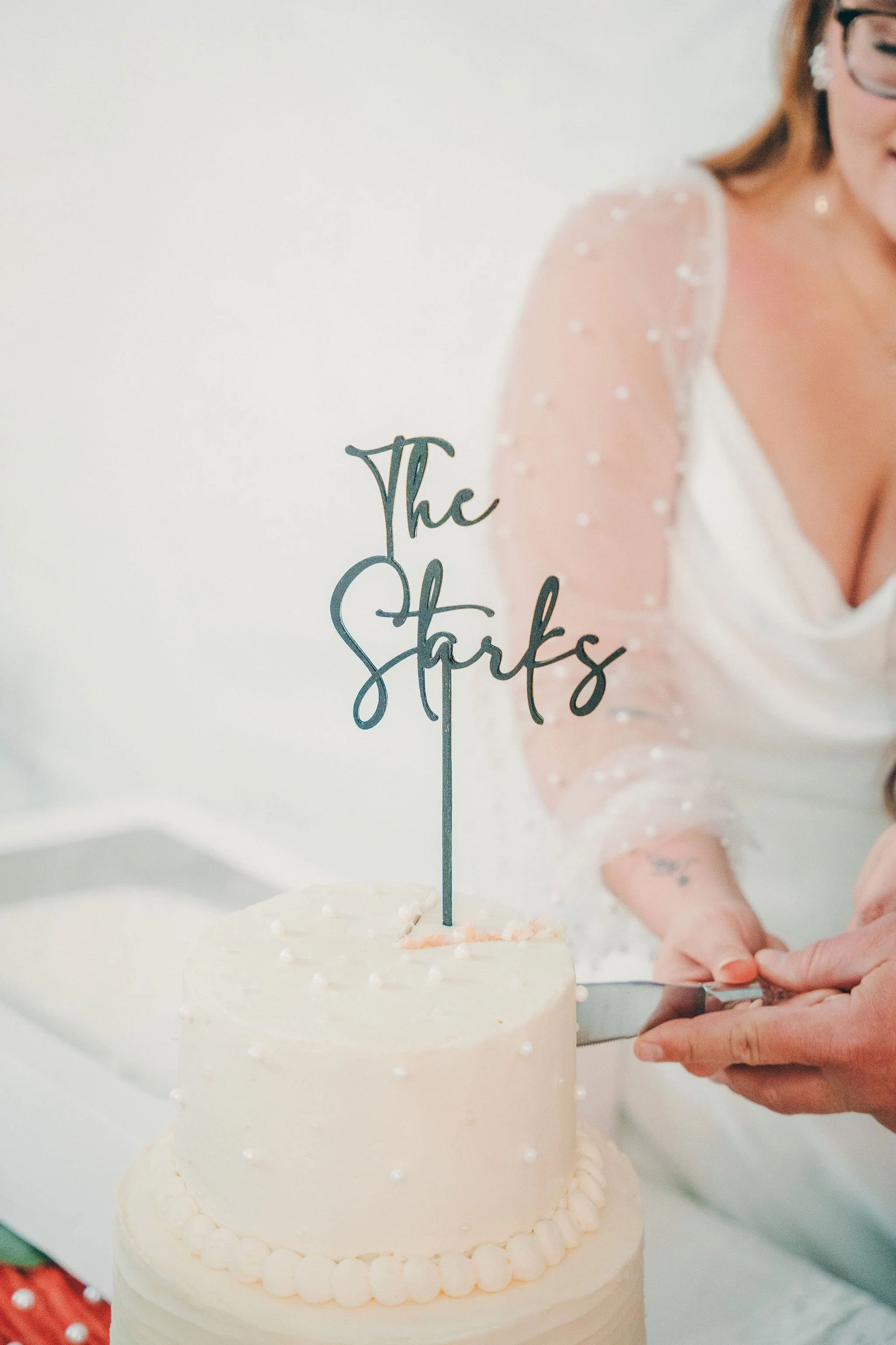 wedding details example of cake with couples last name