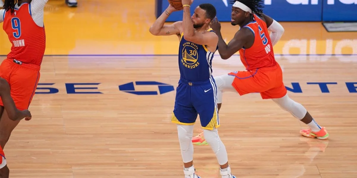Curry Reclaims Scoring Title Lead As Warriors Inch Closer to the Playoffs