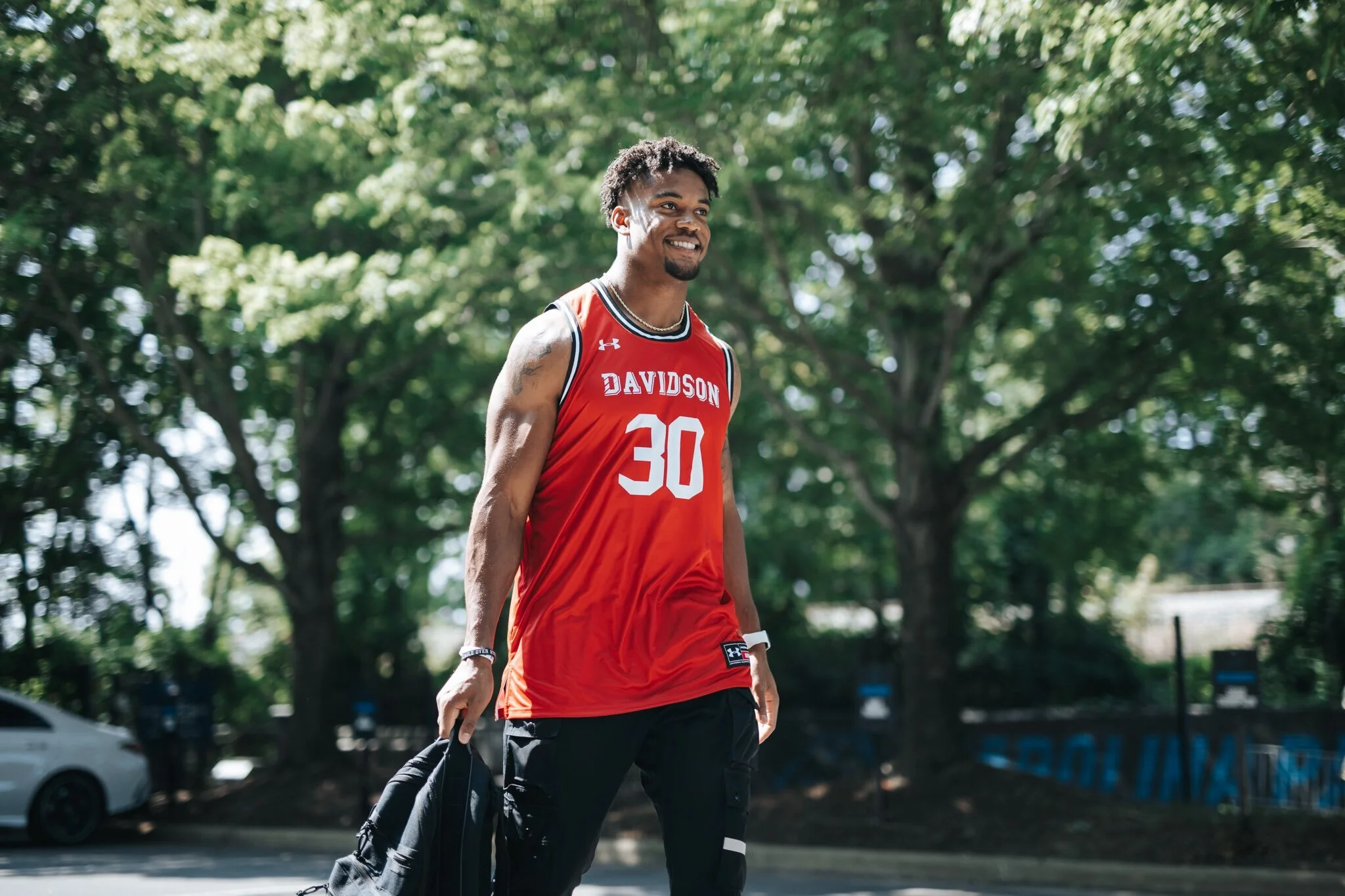 Panthers' Jeremy Chinn honors Stephen Curry, wears his Davidson jersey to game