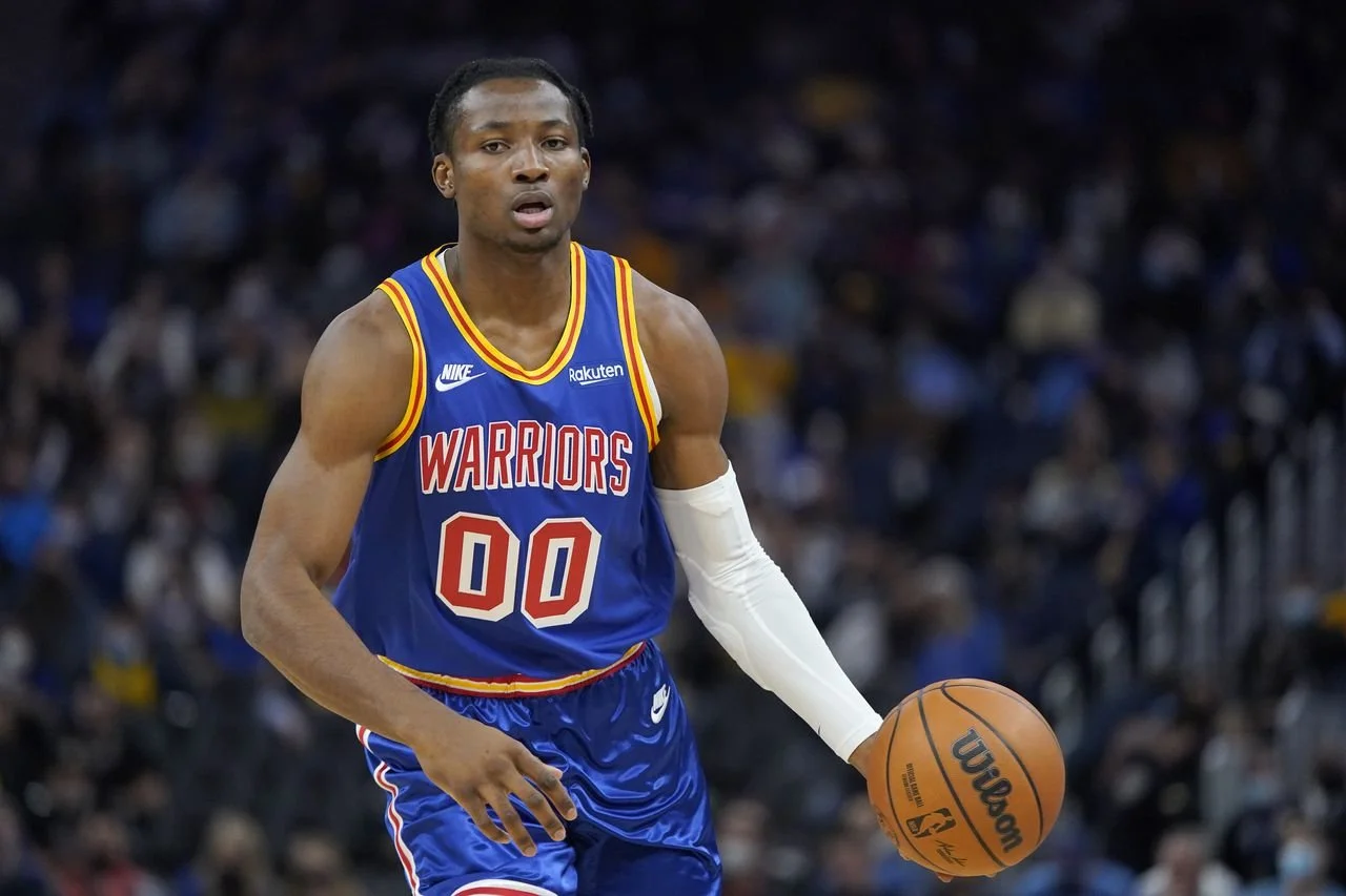 Kyrie gifts Jersey to Kuminga