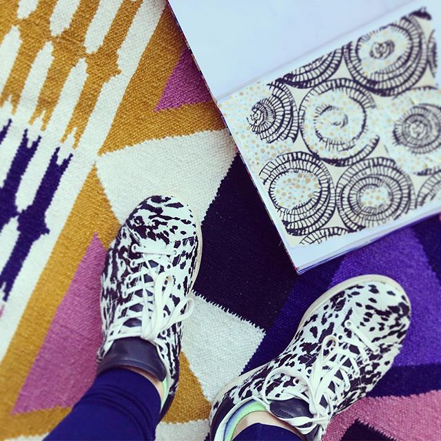 MY RUG ARRIVED!!!!! And it feels like an extension of my aesthetic already! 
We are in love, thank you @aelfie_ you make fantastic textiles!!!
Happy Friday peeps!
😍😍😍
💜💜💛💛🧡🖤🖤💛💜💜
.
.
.
#treatyourself #aelfierugs #mystudio #workinggirl #pa