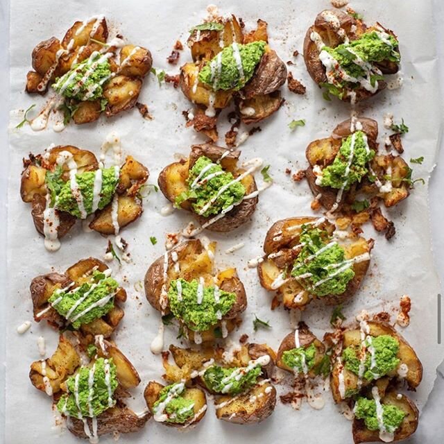How good does this look. Crushed, roasted potatoes with smashed avo and yogurt dip. Comfort food right there. 👊🏻🥑#weekendinspo #freshproduce #avocado #rockridgefarming #rockridgefresh #australia