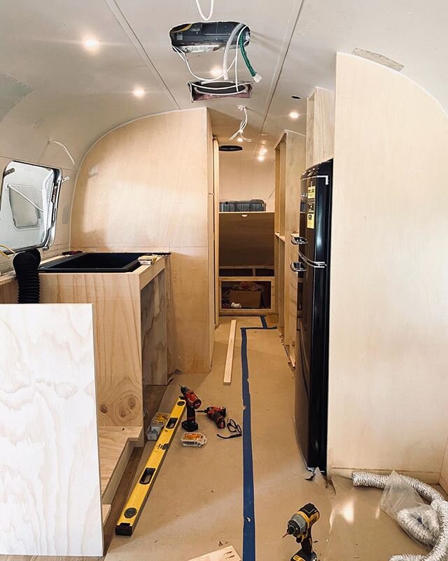 HOW MUCH DOES IT COST TO RENOVATE AN AIRSTREAM?!
.
.
We get similar questions to this in our dms/emails almost daily.
.
.
I can’t speak for everyone’s project, but I will give you a round about price that can go either way. I’d budg