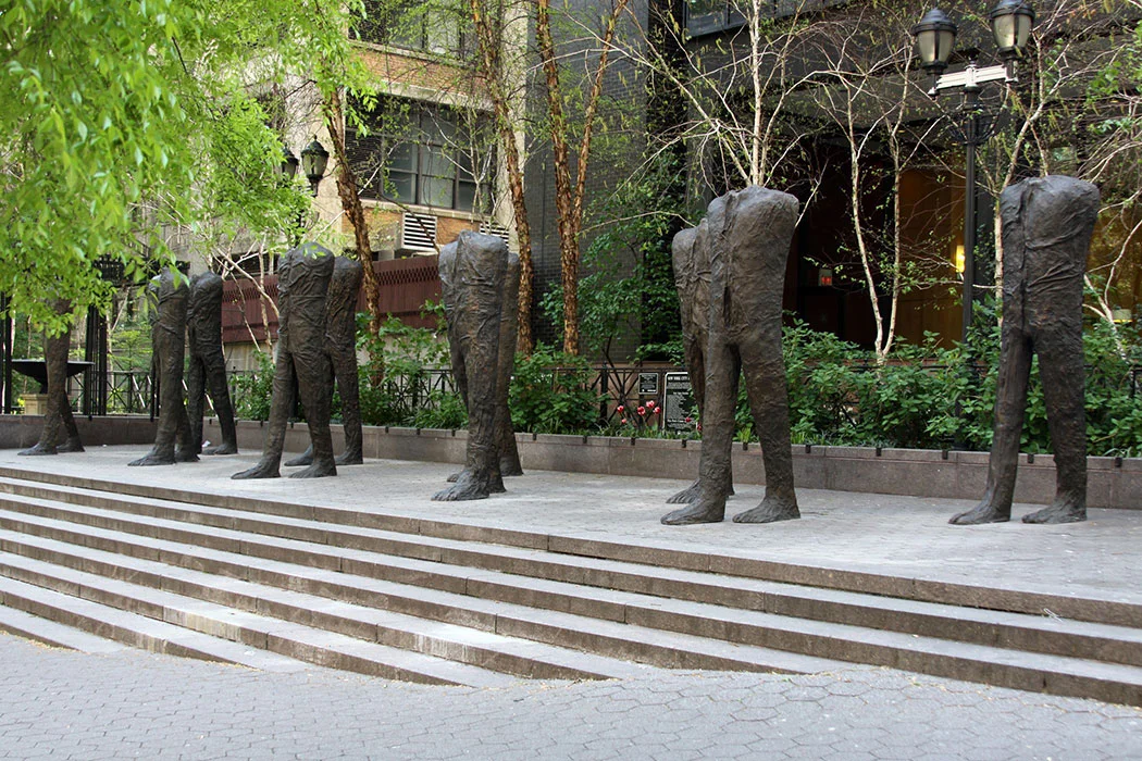 ABAKANOWICZ - WALKING FIGURES, 2009.