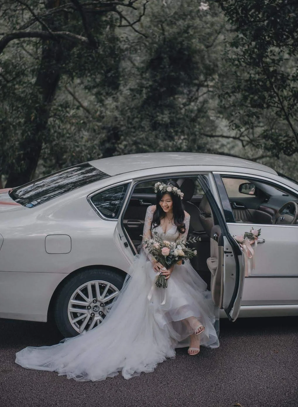 Leslie+photog_bride+%26+car+.jpg