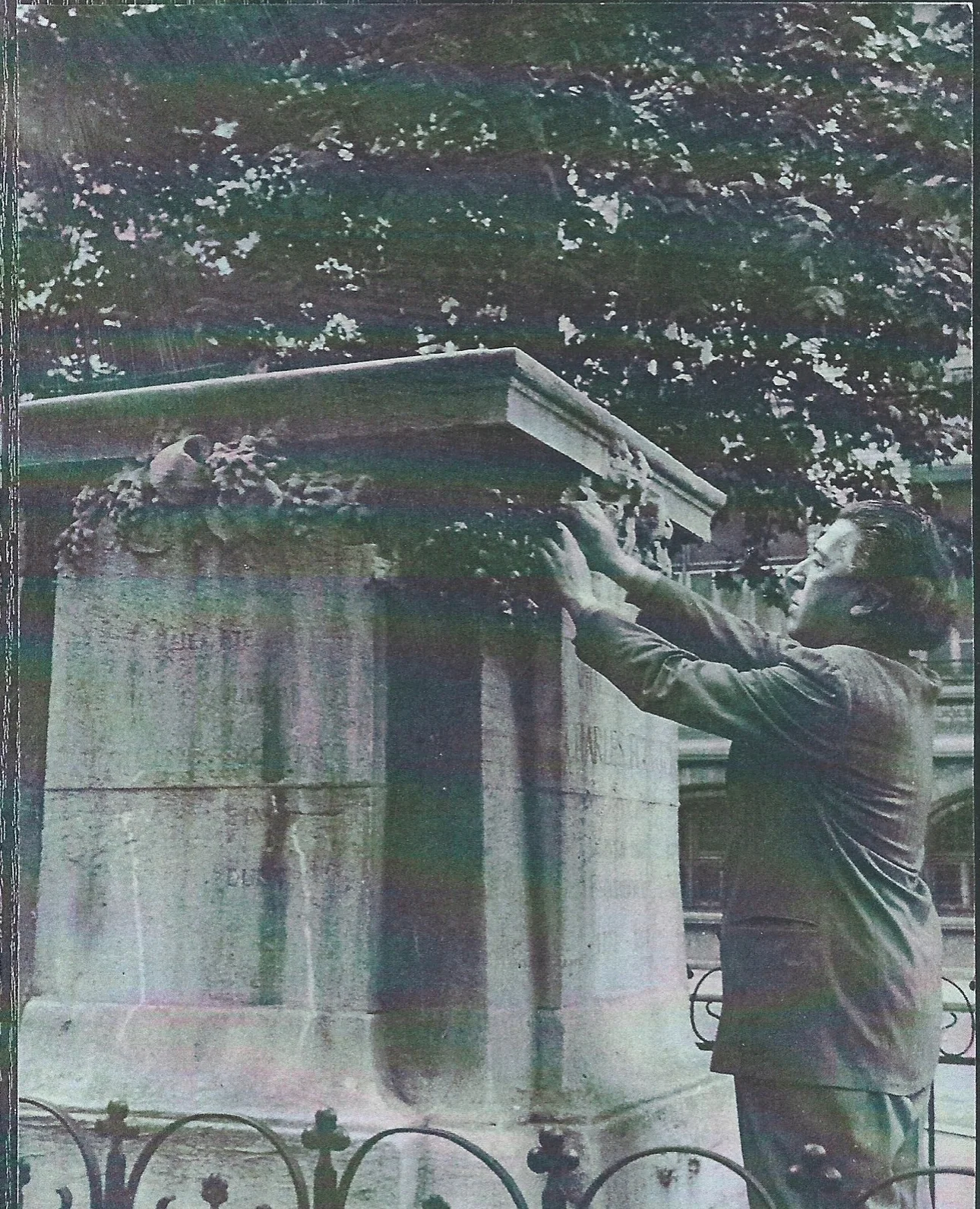 Andre Breton fleurissant le socle de Fourier.jpg
