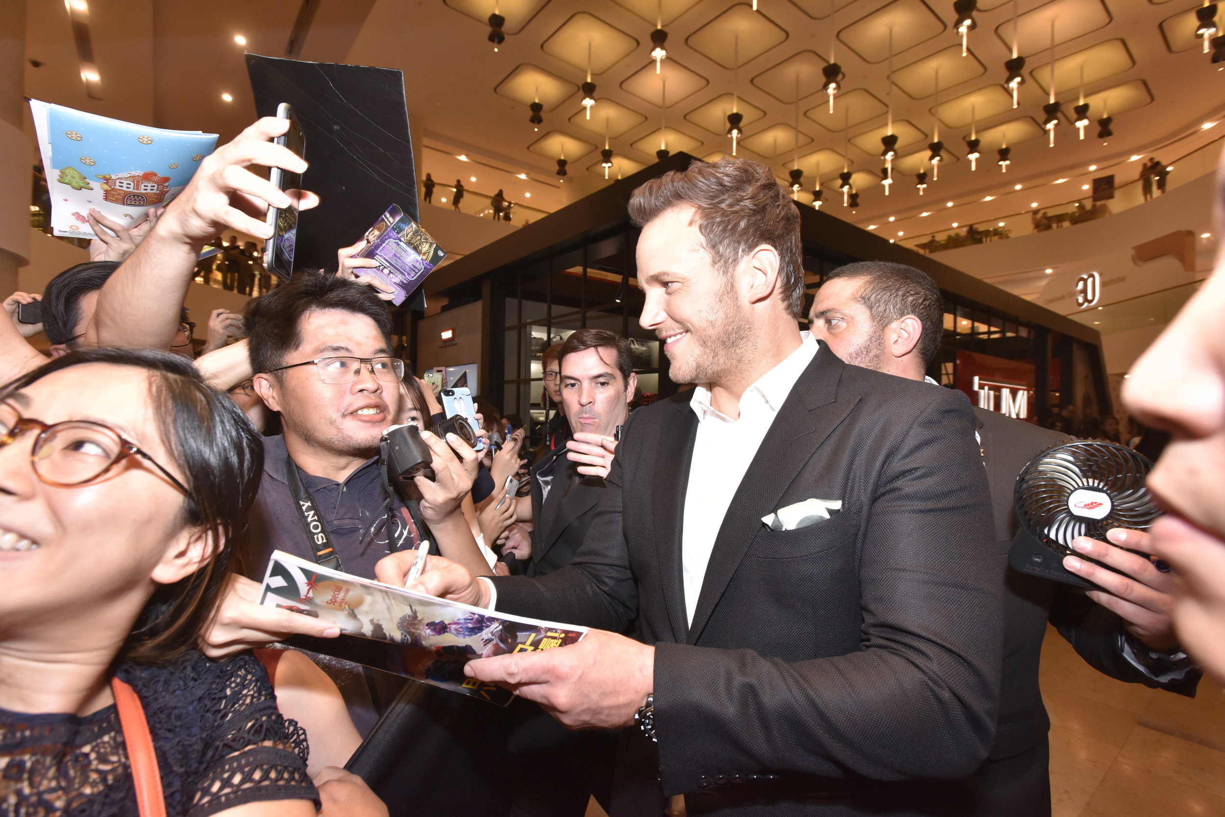 DSC_8838_Chris Pratt signing autographs.JPG