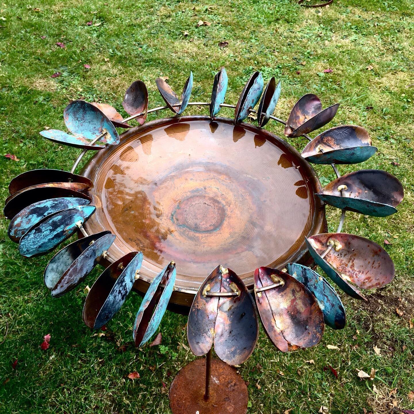 Bird bath by Christian Funnell in the garden of the Old Forge in South Heighton where there is also a wonderful exhibition of the work of local artists. @funnellchristian #artwave2020 #newhavenfestival #egretswayart #birdbaths #sculpturegarden