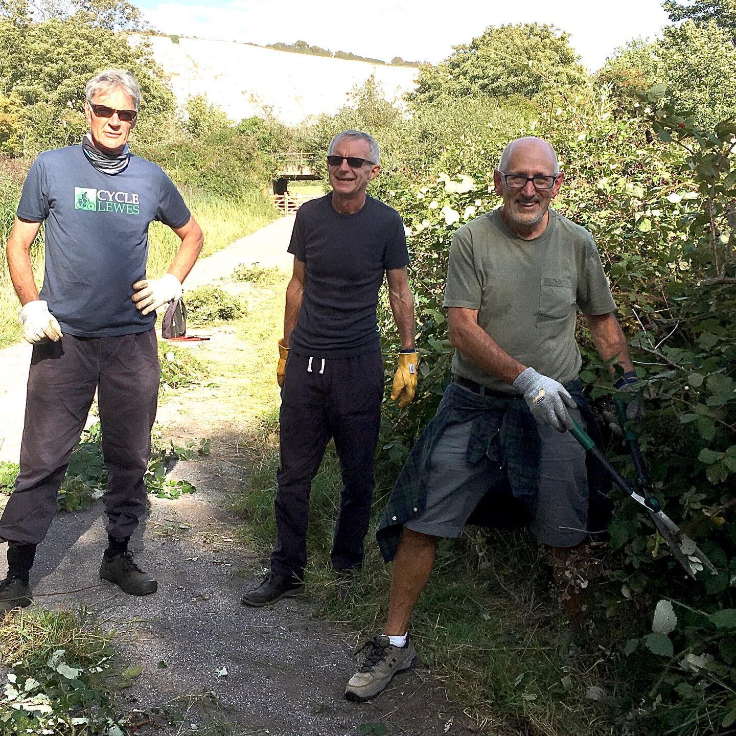 Cycle Lewes volunteers helping to clear brambles beside the new Railway Land to Ham Lane section of the Egrets Way ready for cyclists and walkers to enjoy access to rural Artwave venues without using their cars! #egretsway #egretswayart #southdowns #