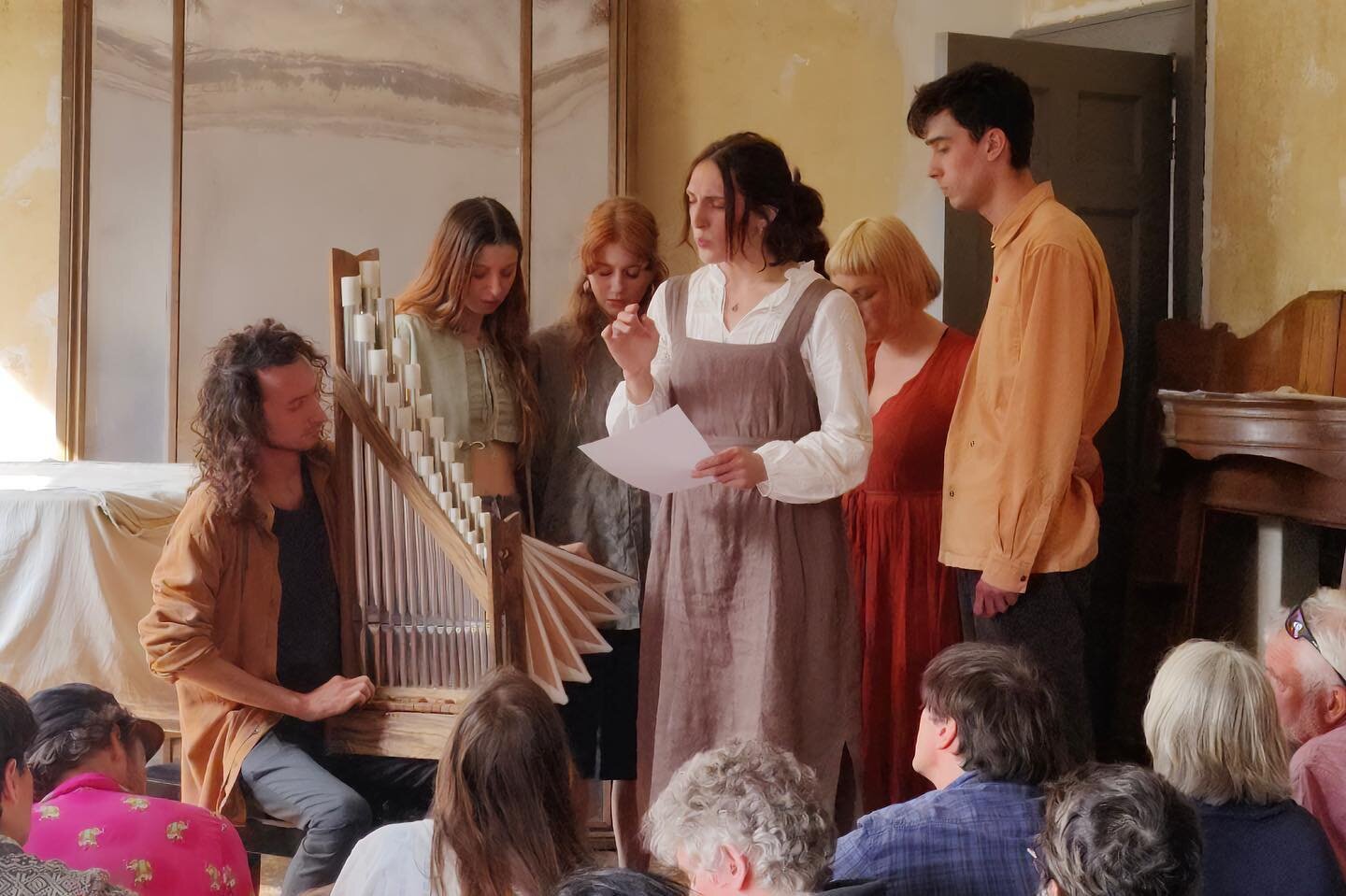 We sung in a tranquil London nook, under the @_magpies_nest 🍃 Thank you @nest.collective 
.
.
.
.

#medieval&nbsp;#medievalmusic&nbsp;#oldromanchant&nbsp;#meditativemusic&nbsp;#chanting&nbsp;#chants&nbsp;#singing&nbsp;#ancient&nbsp;#manuscript&nbsp;