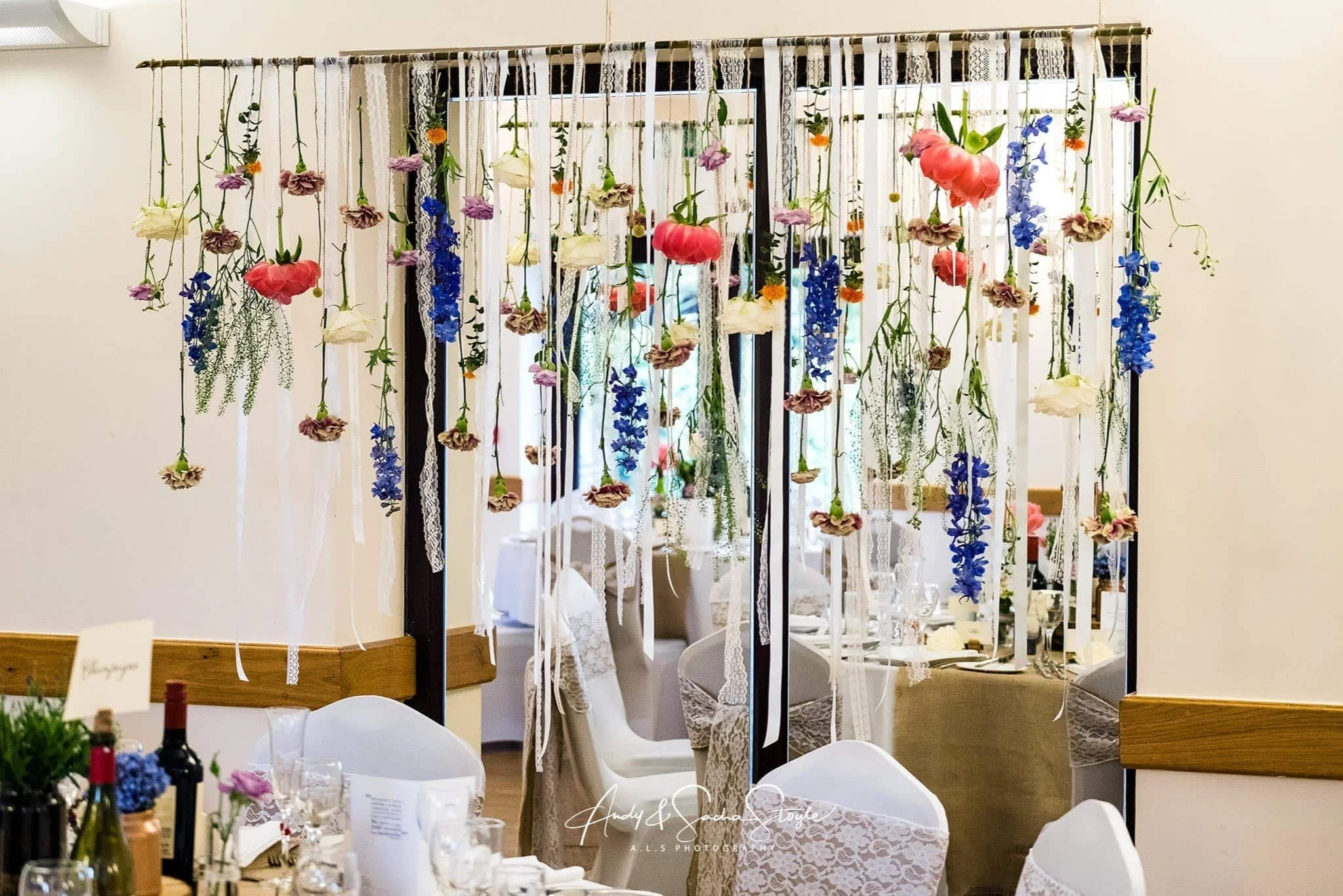 Floral+curtain+behind+the+top+table.jpg