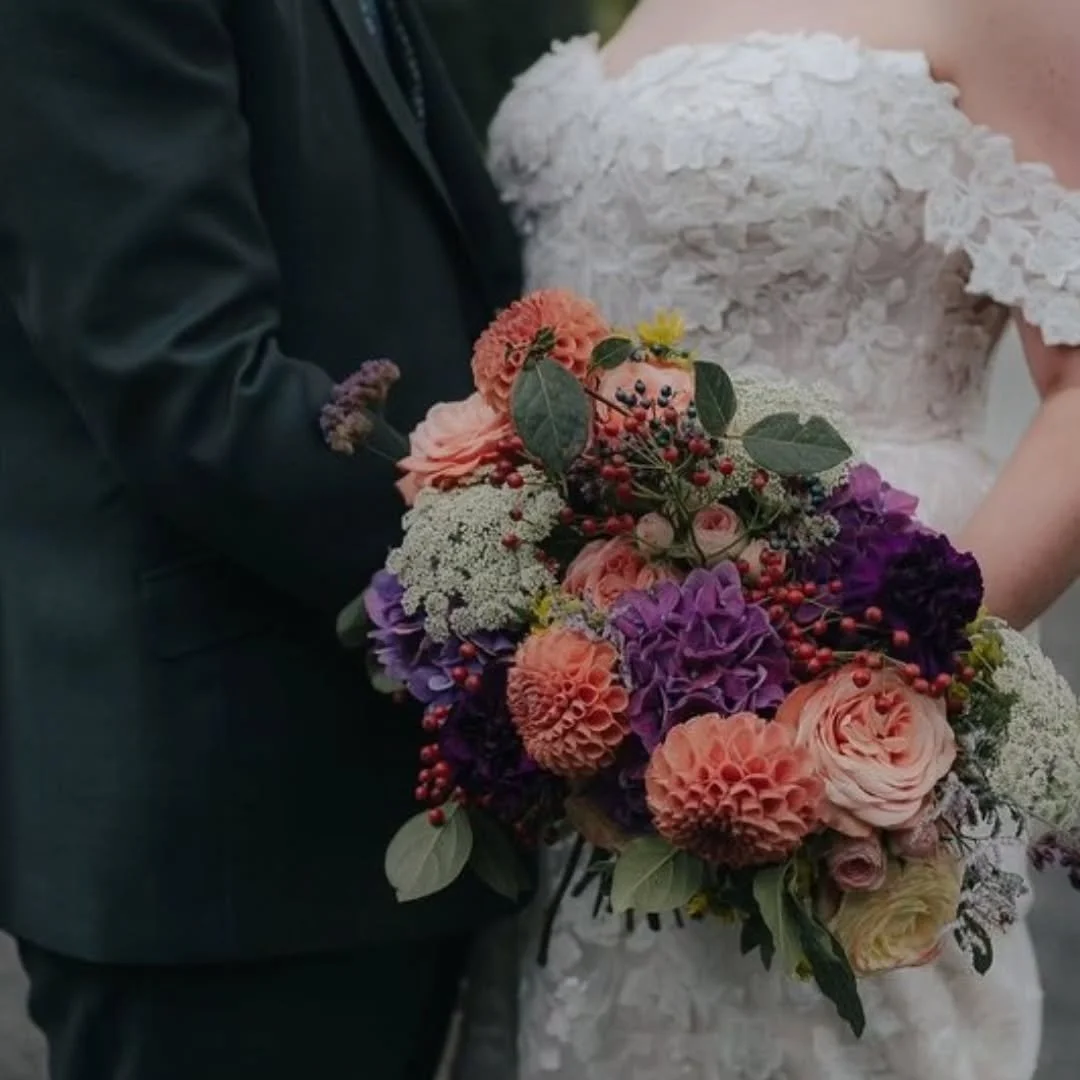 Are you getting married in the autumn? Or fall for my American viewers. This is the way to do it.

I won't ever stop loving this wedding.
Looking for Autumn wedding flowers inspiration, this is the one you need. 

Drop me a message if you want me to 