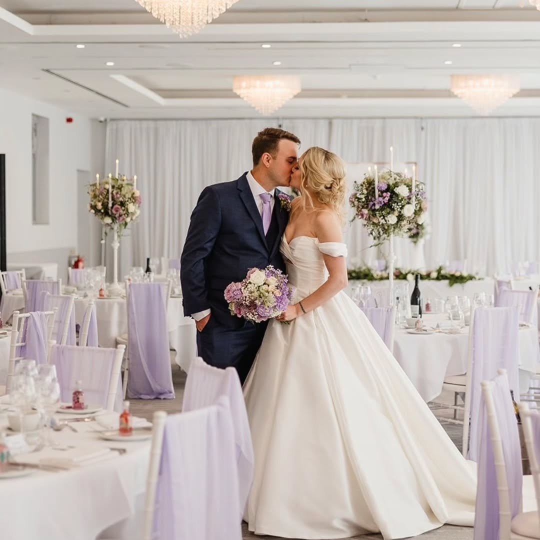 I'm not here to sugarcoat it, I&rsquo;m here to help you have a beautiful wedding day.

And sometimes to hear the truth you need a little wake-up call.

If you want wedding flowers that feel personal, unforgettable, and kind to the planet &mdash; I&r