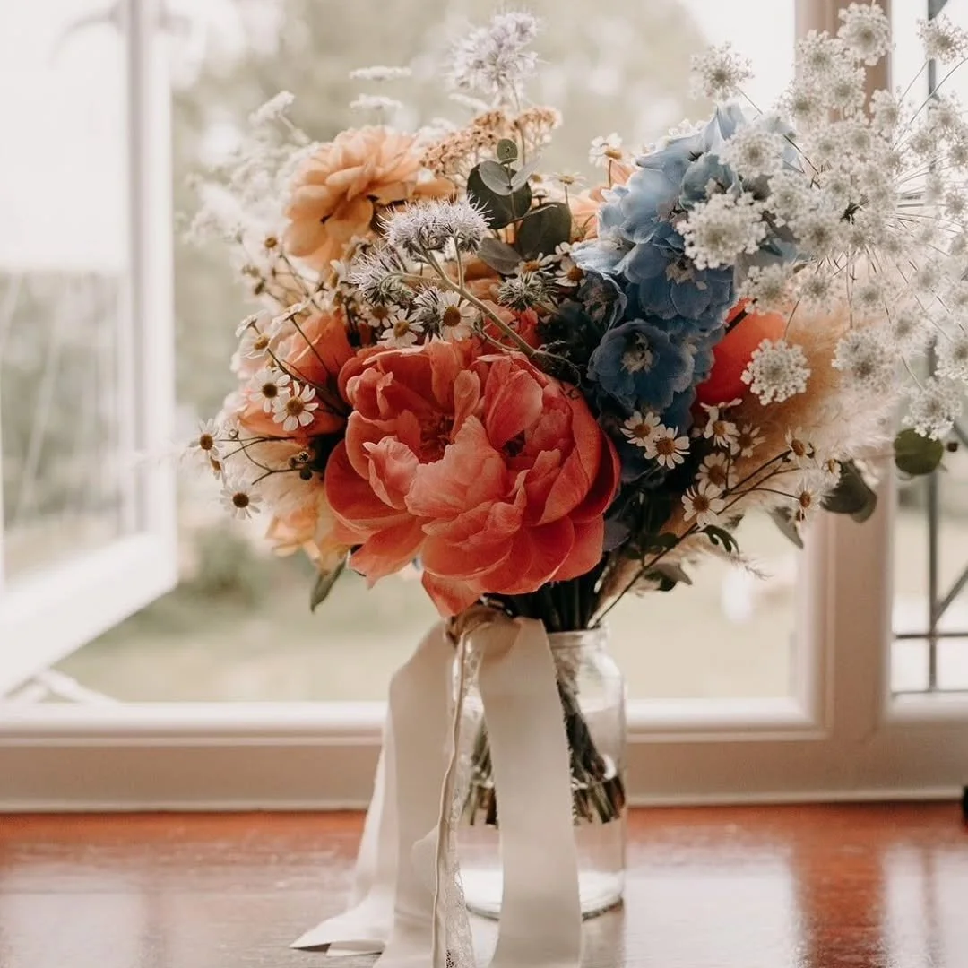 You don't need to be an expert to have the most beautiful flowers.

I see so many chaotic wedding flower Pinterest boards, full of out of season flowers, plastic fake flowers and even AI flowers.

Here is a little secret from me to you - you don't ne