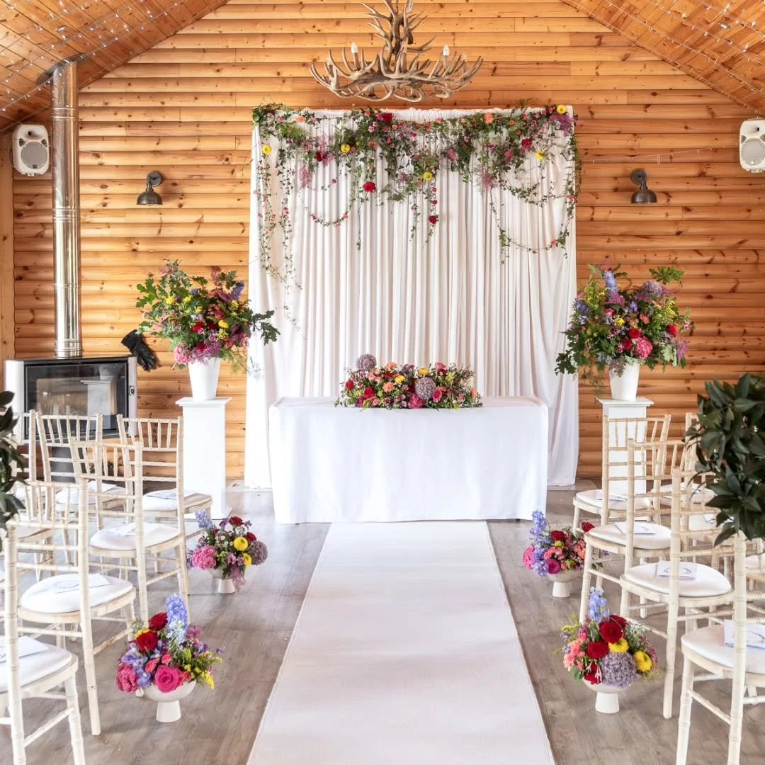Can we go back to when things were easier? Let's normalise posting one picture because it's pretty and we like it 😍 
Do you love these wedding ceremony flowers as much as I do?

Did you see the 'exciting' Meta muse was launched and lasted...less tha