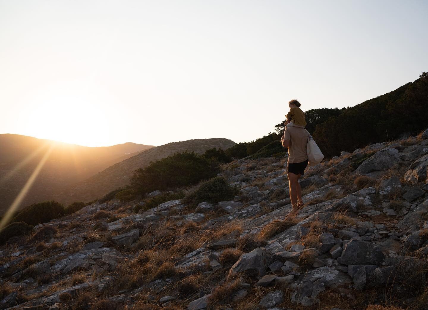 Wir haben schon so lange keinen Sonnenaufgang mehr gesehen. Deshalb war dieser hier besonders magisch. 🤍 Seid ihr auf Reisen eher Team Sonnenaufgang oder Sonnenuntergang? 
 
 

 

 

 

 
#Cyclades #Griechenland #Greece #Ermoupolis #Zykladen #travel
