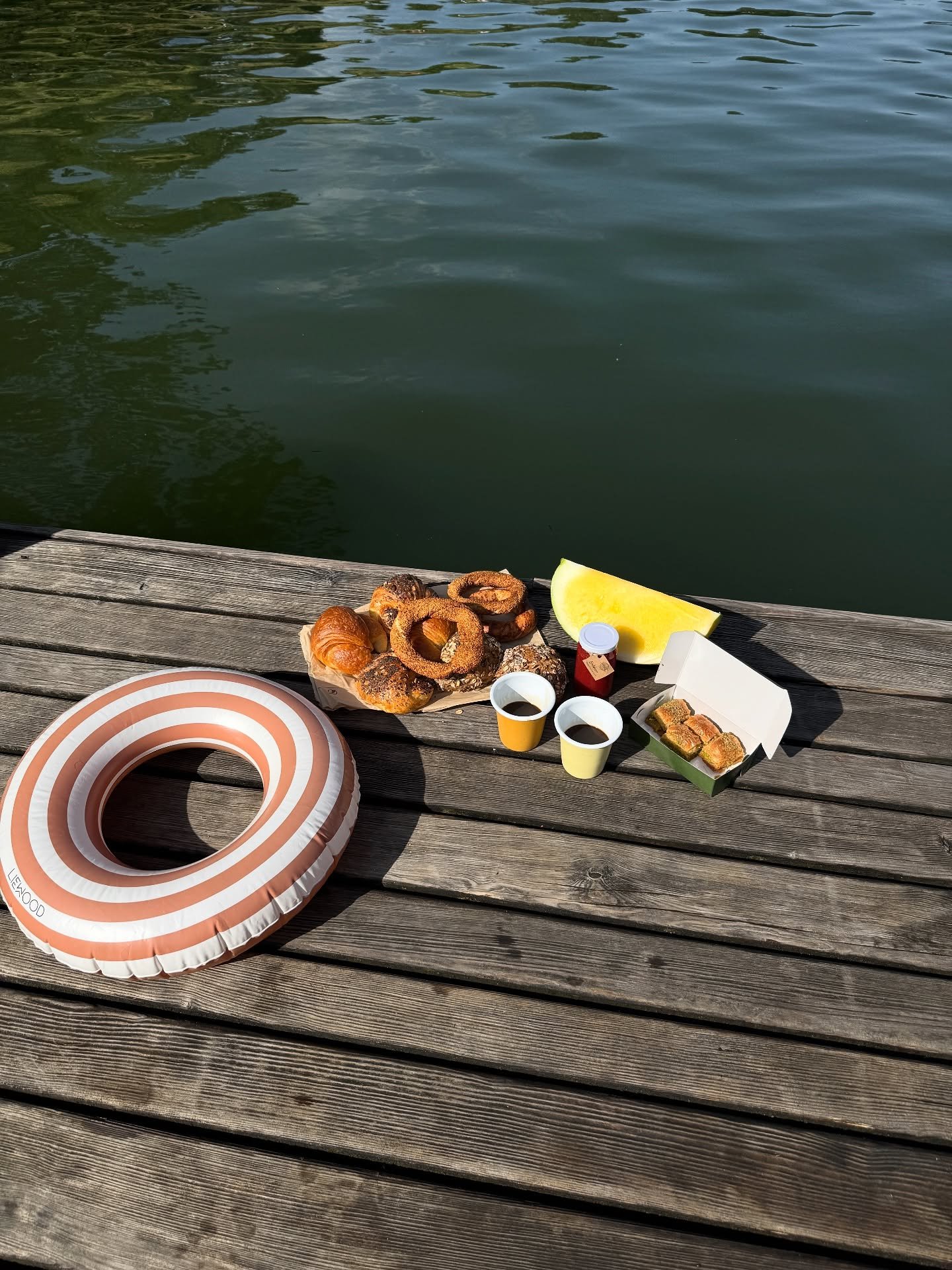 📱☀️ 

1. Fr&uuml;hst&uuml;ck an den Drei Weieren und der bewusste Gedanke: Wie sch&ouml;n, hier zu wohnen. In dieser Stadt, in diesem multikulturellen Quartier, wo es nicht nur warme Gipfeli, sondern auch frische Simit und Baklava gibt.
2. Tomaten, 