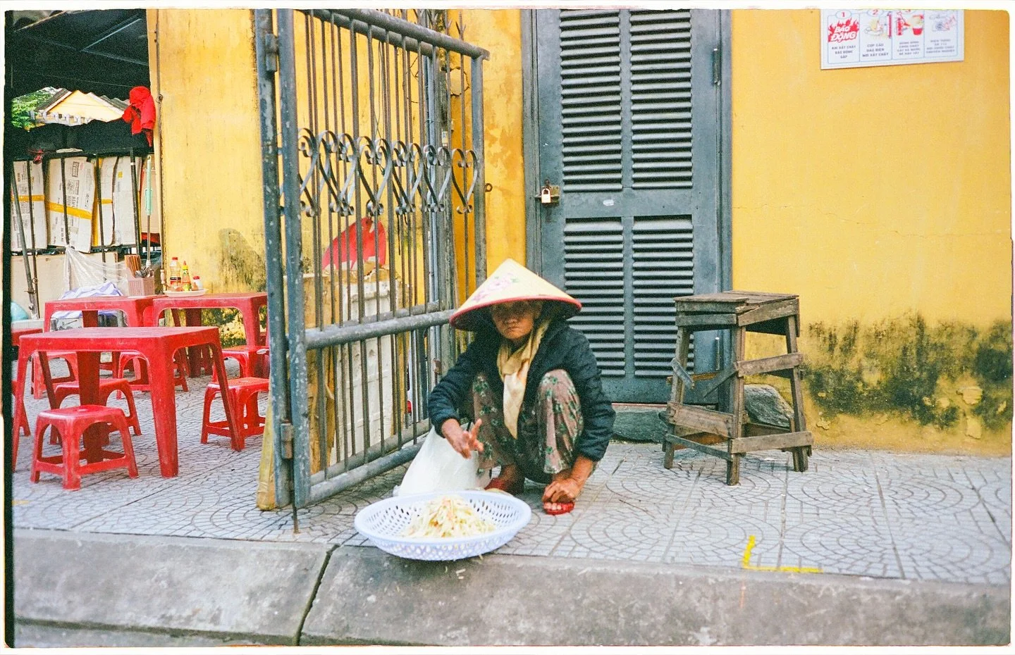 Grelle Indoor-Spielpl&auml;tze, die k&uuml;hle Schwere kolonialer Bauten und ein endloses Meer aus hupendem Verkehr. Es war kalt, laut, nass, chaotisch. Das herzliche, offene L&auml;cheln, das wir aus anderen asiatischen L&auml;ndern kannten, fehlte 